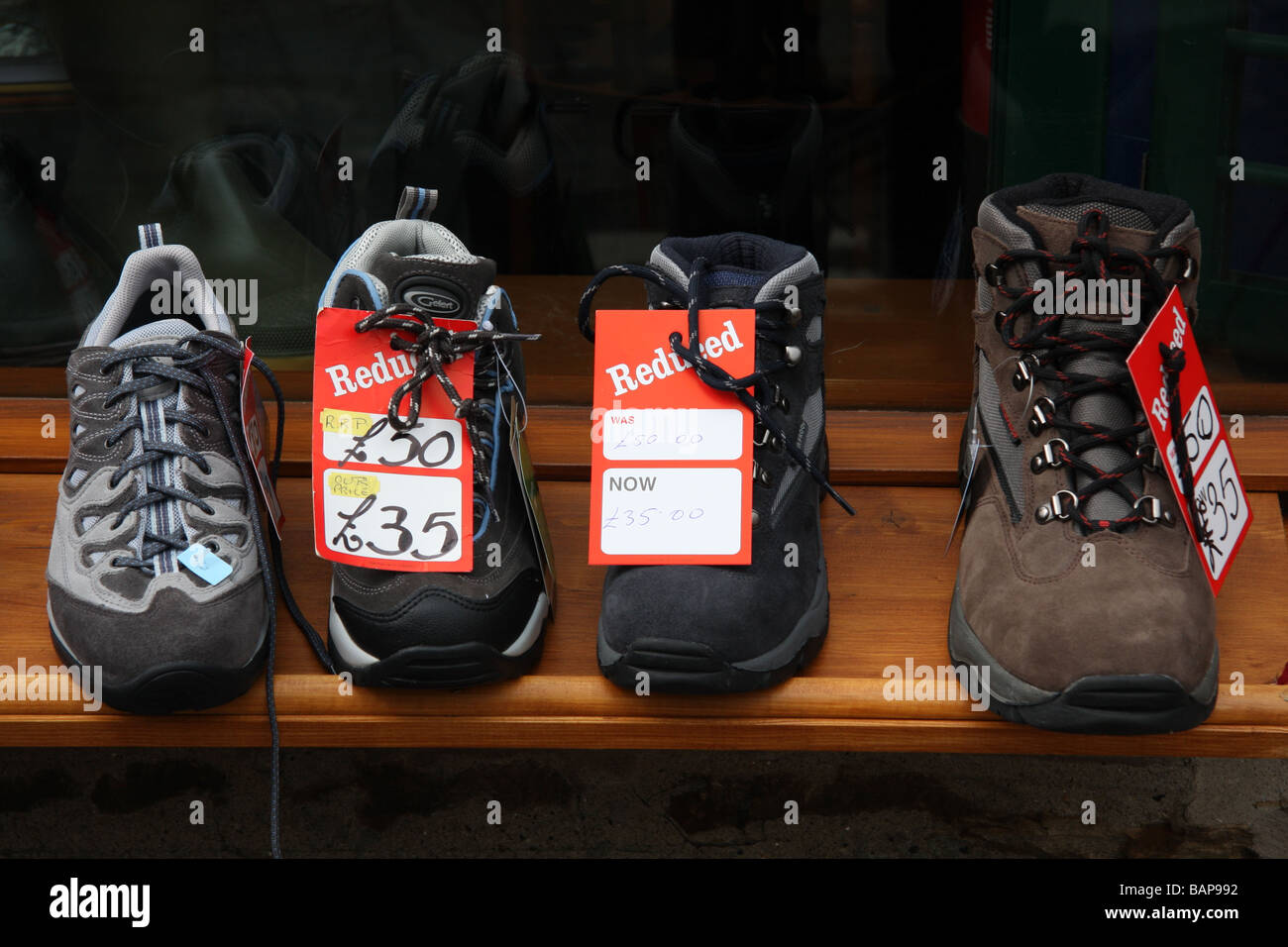 Bottes de randonnée en vente à l'extérieur loisirs en plein air, Boutique. Banque D'Images