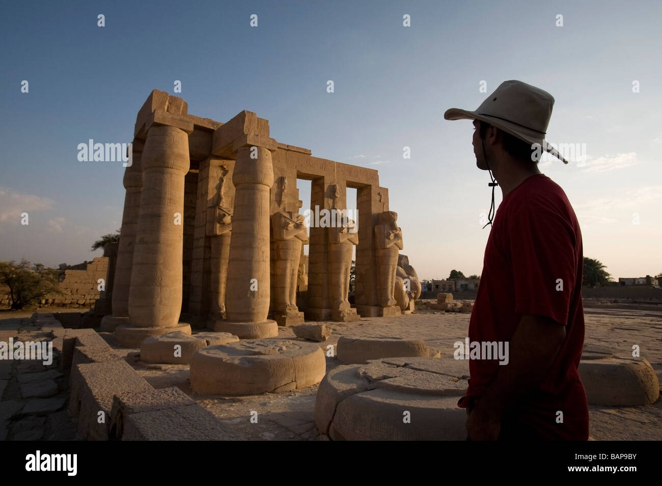 Louxor, Egypte ; le tourisme ou profiter de la vue du Ramesseum Banque D'Images