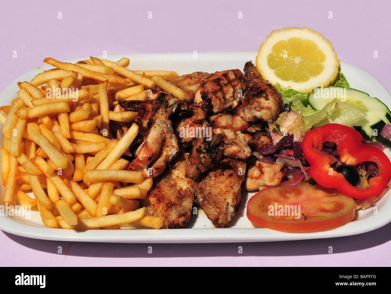 Piri Piri-poulet épicés un dîner portugais traditionnel. Image prise à Albufeira, Algarve, Portugal. Banque D'Images