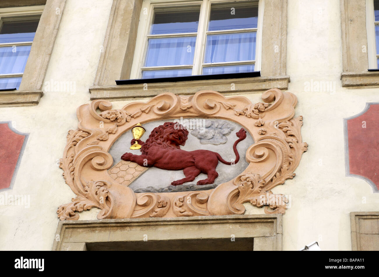 Détails de construction à Prague qui est la capitale de la République tchèque. La maison de l'Red Lion Nerudova sur Banque D'Images