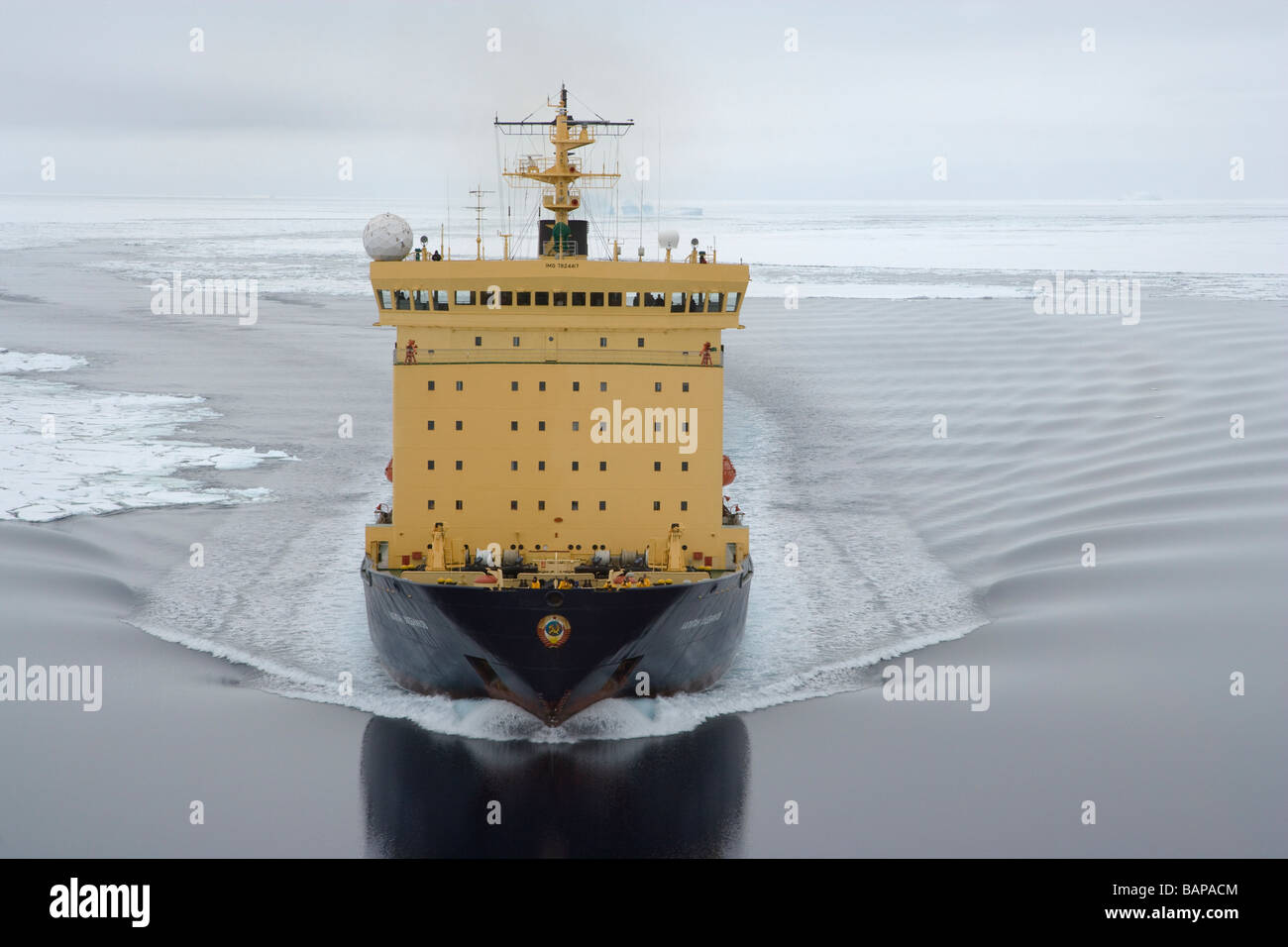 Brise-glace russe Expedition Cruise ship on traverse la mer d'Amundsen dans l'ouest de l'Antarctique banquise contexte l'onde de réflexion dans l'eau Banque D'Images