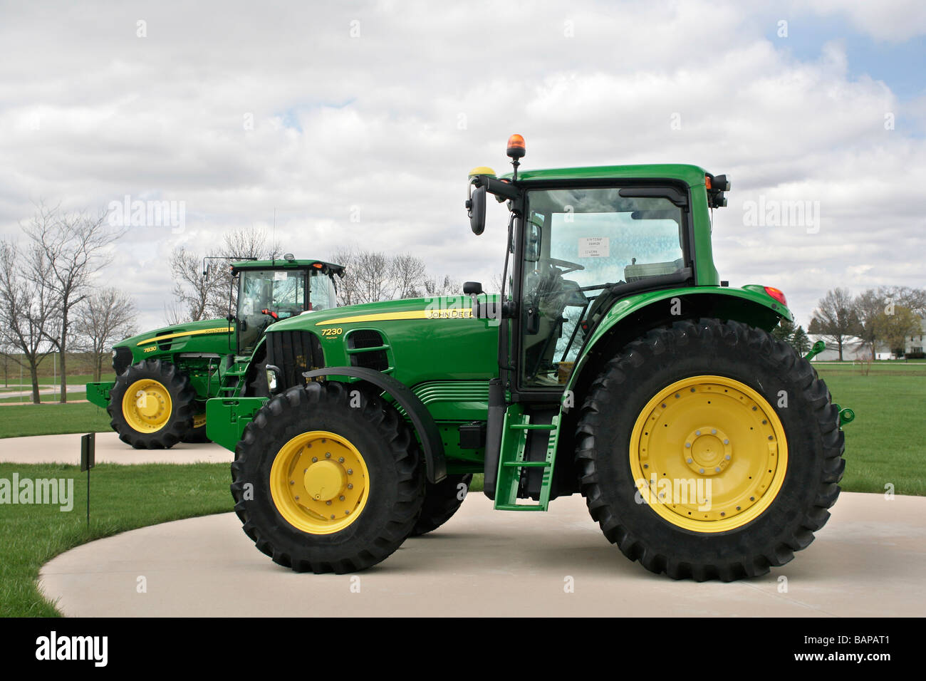 Tracteurs John Deere à l'écran en face de l'usine de montage de tracteurs Waterloo Iowa Banque D'Images