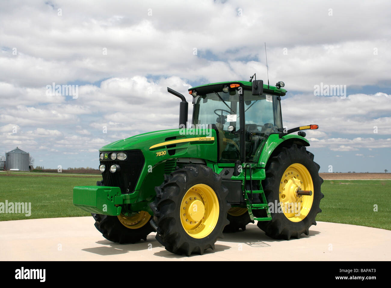 Le tracteur à l'écran en face de l'usine de montage de tracteurs John Deere. Les tracteurs sont fabriqués ici, et vu dans le monde entier. Banque D'Images