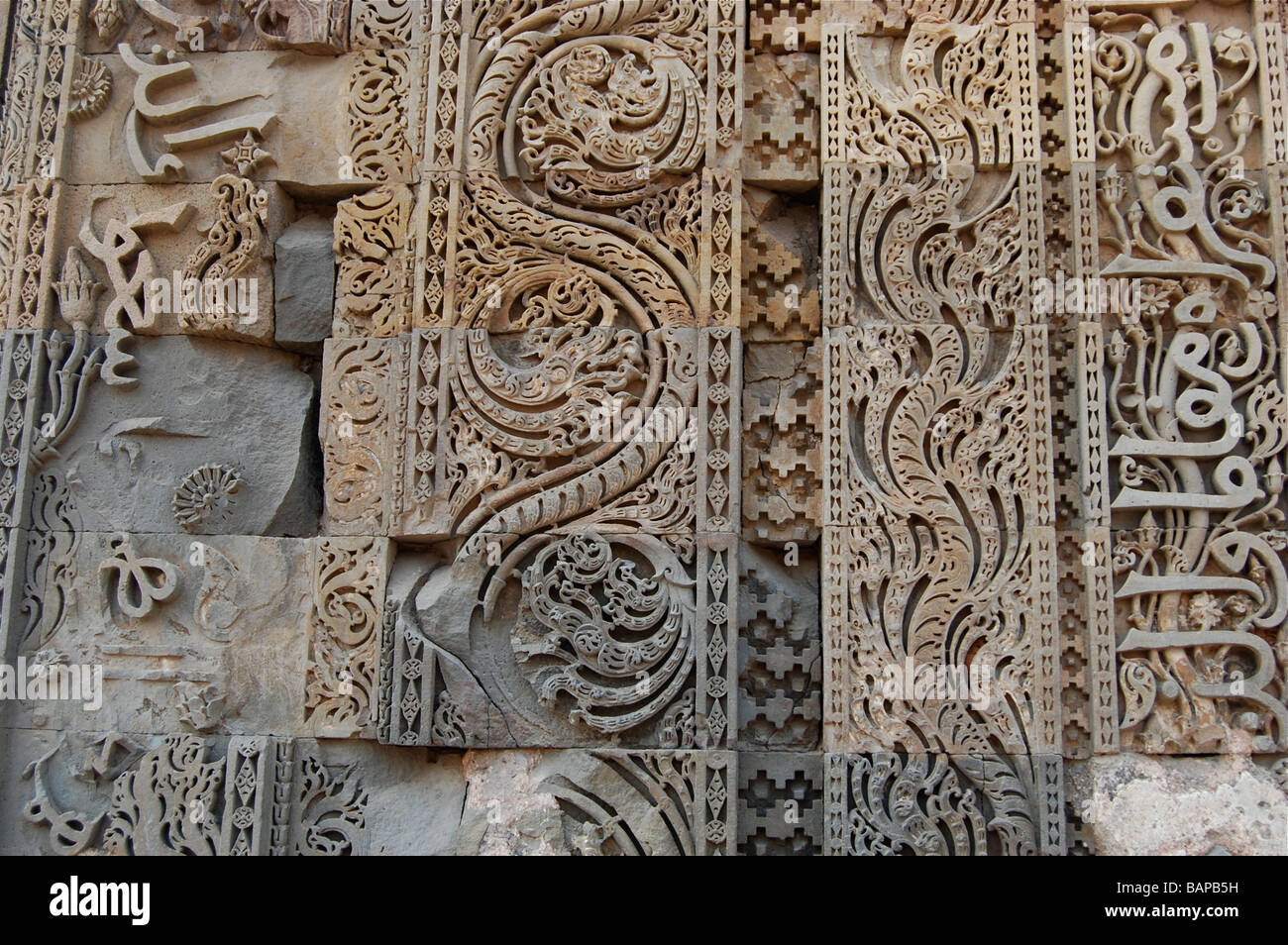 Les détails architecturaux à la plus complexe de Qutb Minar Delhi Inde Banque D'Images