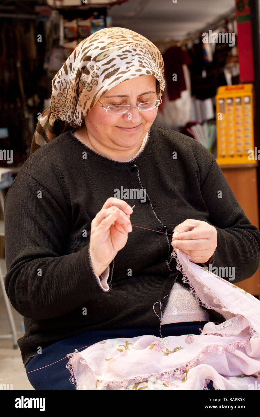 Femme turque dans un foulard en Turquie la couture Photo Stock - Alamy