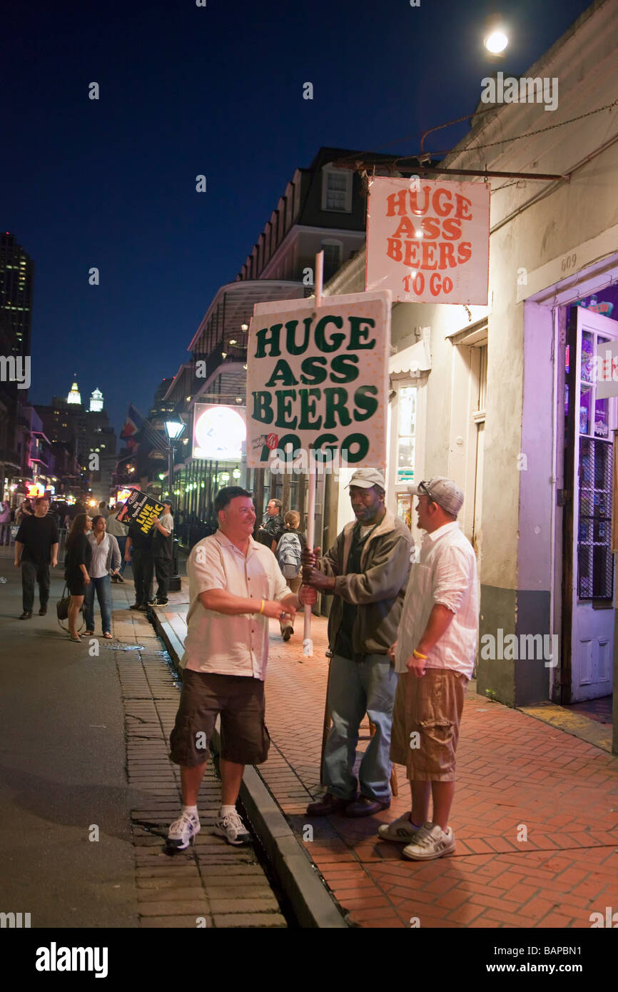 La Nouvelle Orléans en Louisiane l'alcool coule librement sur Bourbon Street Banque D'Images