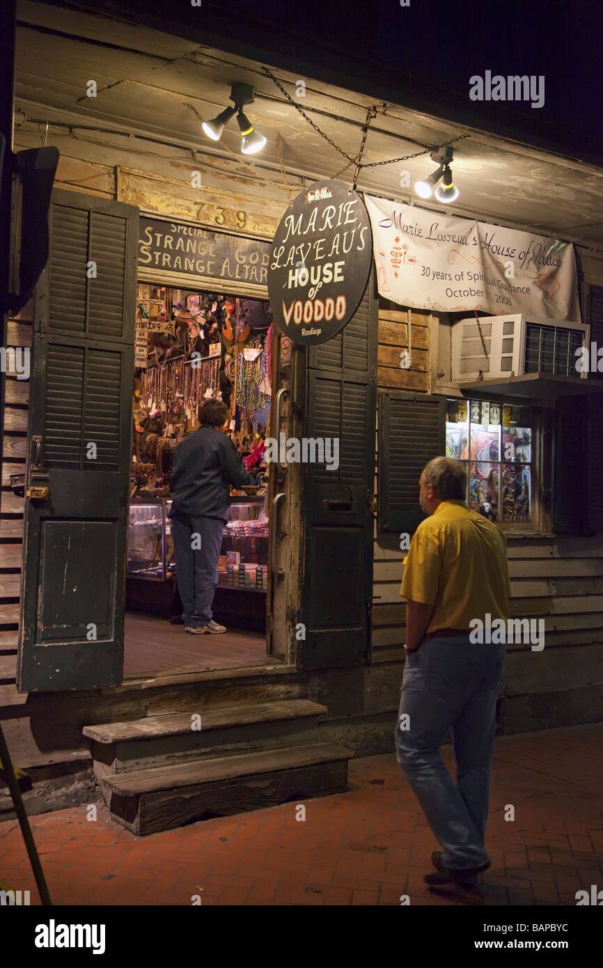 La Nouvelle Orléans en Louisiane de touristes visitent la maison de Marie Laveau de Voodoo sur Bourbon Street Banque D'Images