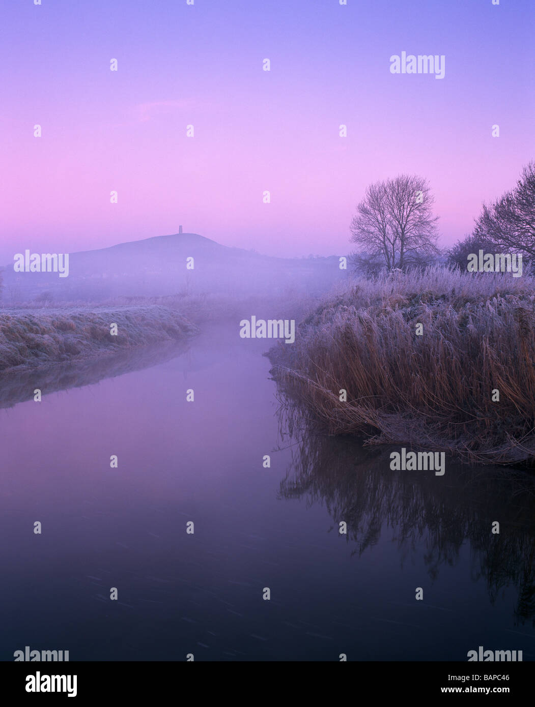 La rivière Brue sur South Moor sur les niveaux de Somerset à Glastonbury avec Glastonbury Tor au loin, Somerset, Angleterre Banque D'Images