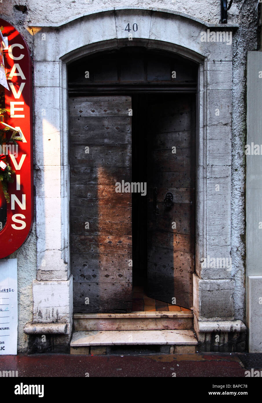 Vieille porte avant, Vence, France Banque D'Images