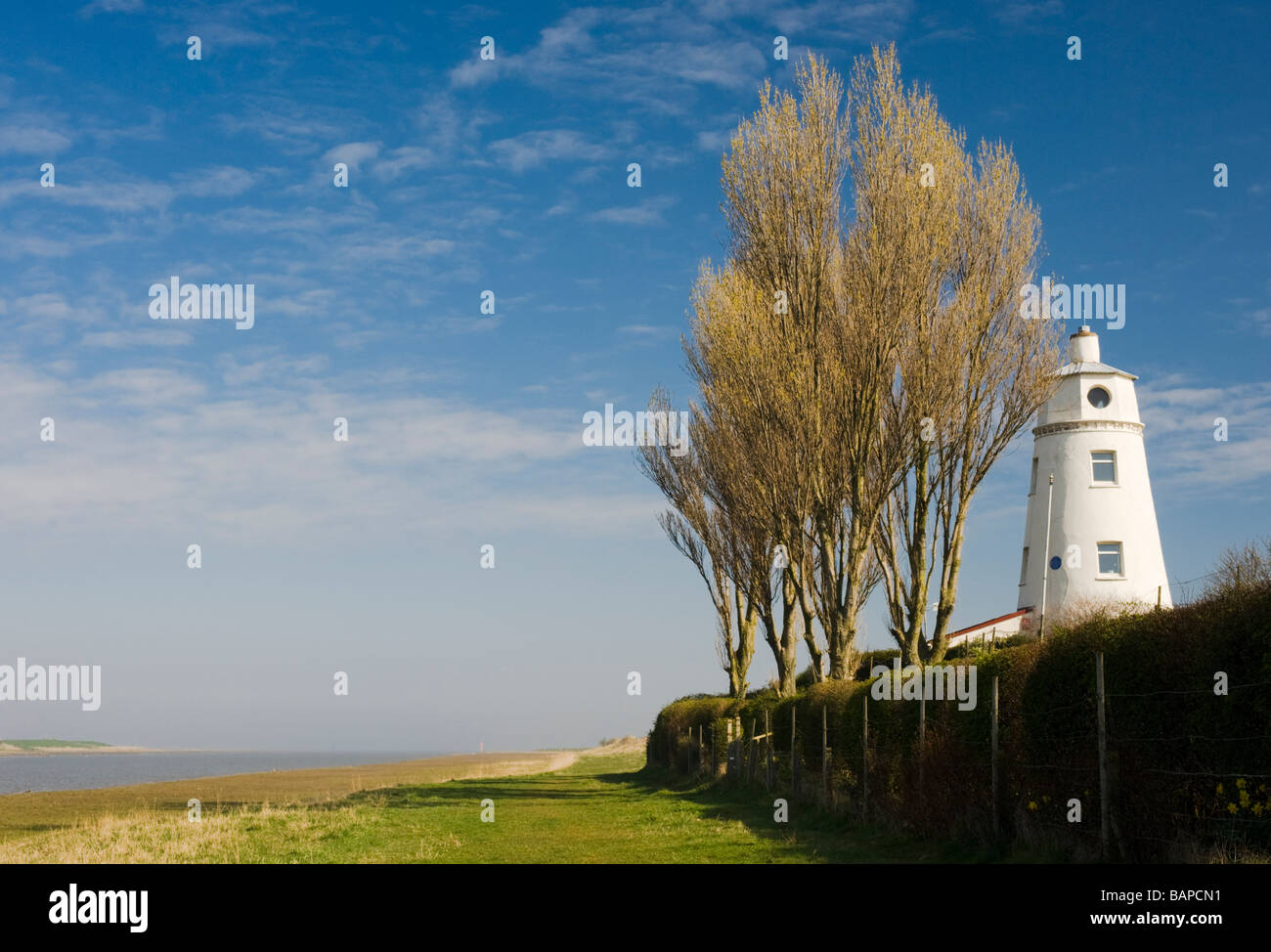 Laver à la rivière Nene, Lincolnshire, Angleterre, de sentier public, montrant Sir Peter Scott Lighthouse Banque D'Images