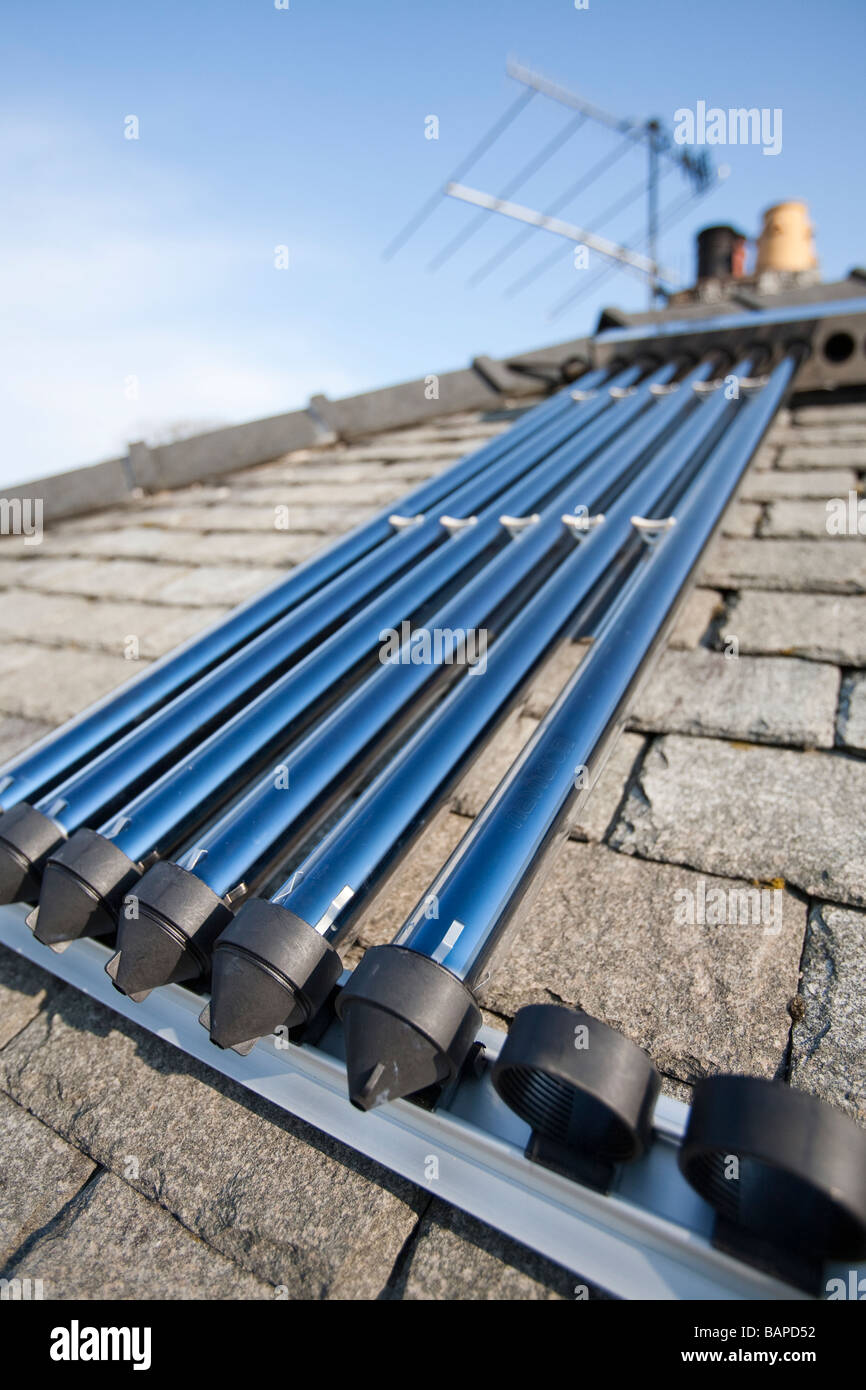 Un panneau de chauffage solaire de l'eau étant montée sur un toit de maison  à Ambleside Cumbria UK Photo Stock - Alamy