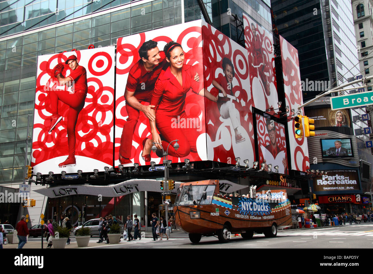 Boutique en couleur de la publicité sur l'intersection de la 42e Rue et Broadway, Manhattan, New York. Banque D'Images