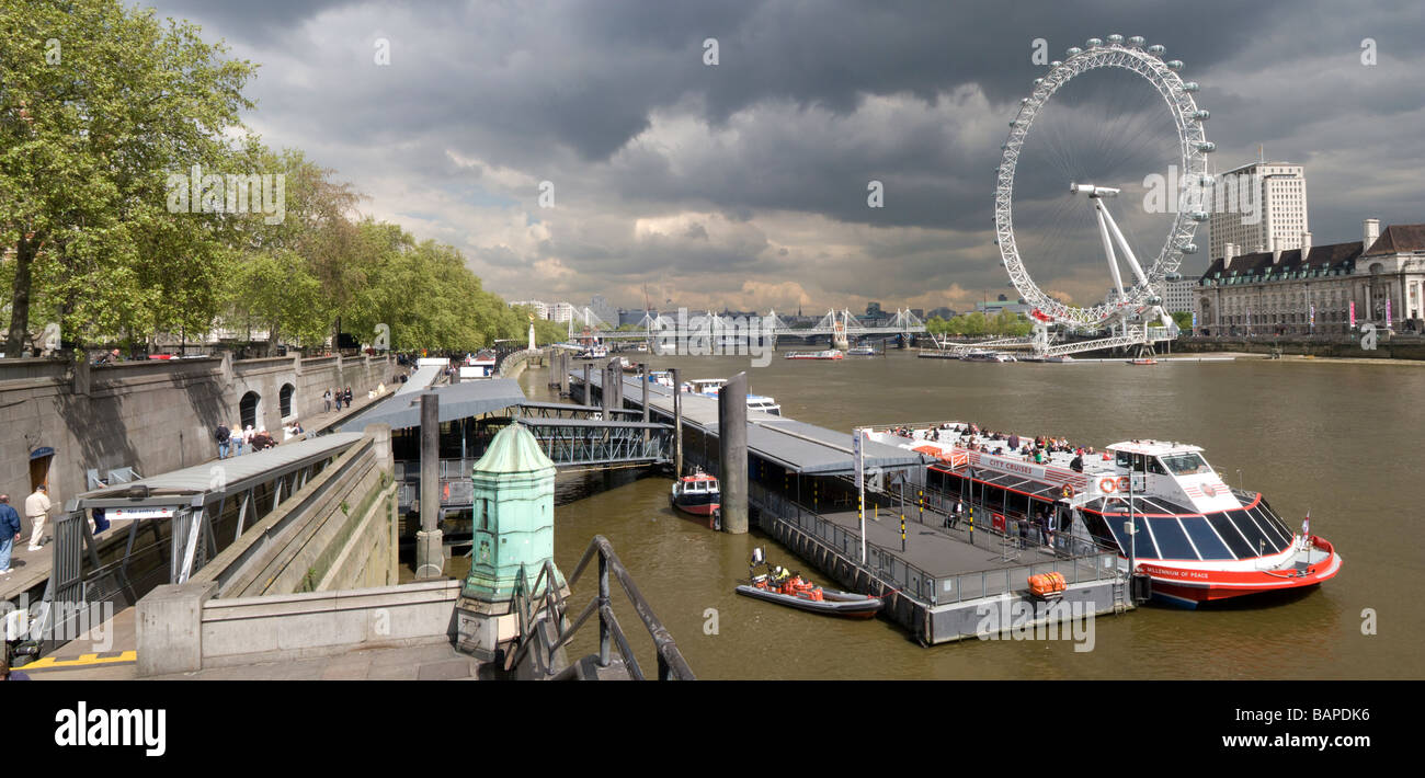 Vue panoramique sur la Tamise, le London Eye, les objectifs du millénaire pour pier et une rivière en bateau. Banque D'Images