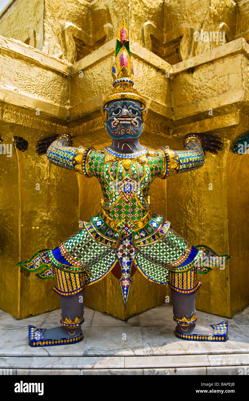 Close up d'un des démons mythologiques soutenant un grand chedi doré ou Stupa à Wat Phra Kaew, Bangkok, Thaïlande. Banque D'Images