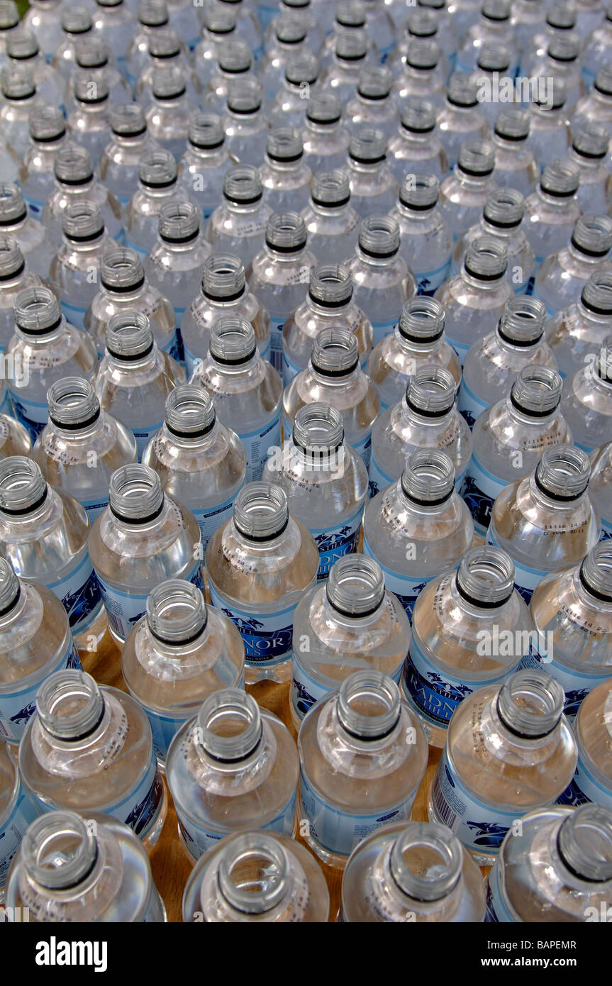 Bouteilles d'eau à un marathon des boissons, UK Banque D'Images