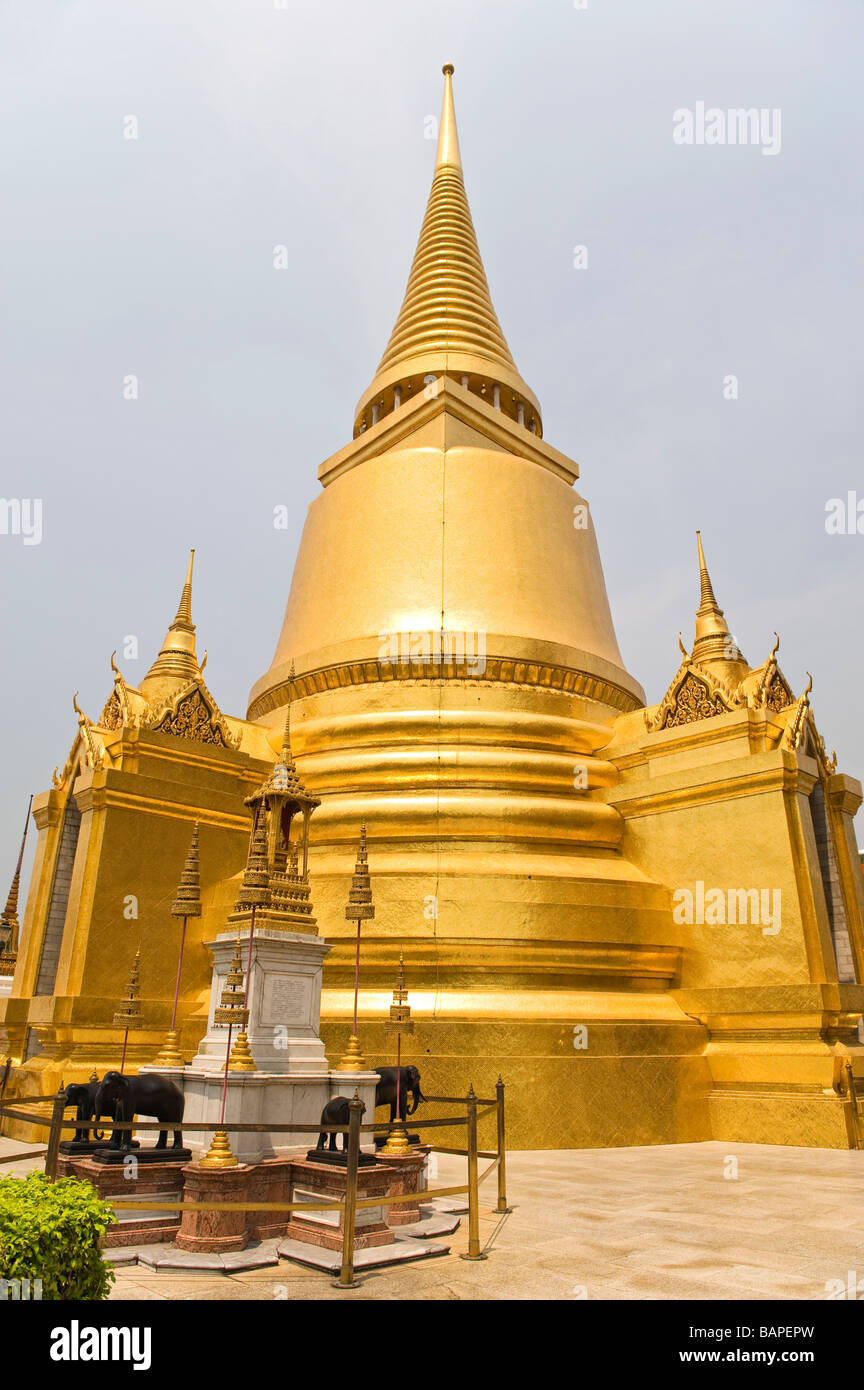 Phra Sri Rattana Chedi un stupa à Wat Phra Kaew, Bangkok, Thaïlande Banque D'Images