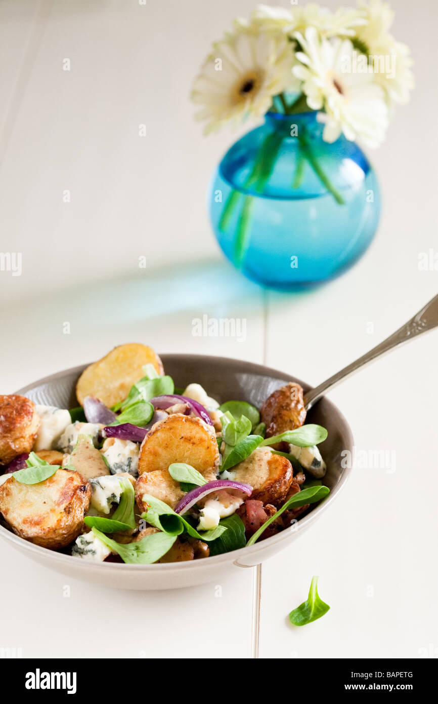 Salade de pommes de terre chaudes délicieux avec du fromage bleu Banque D'Images