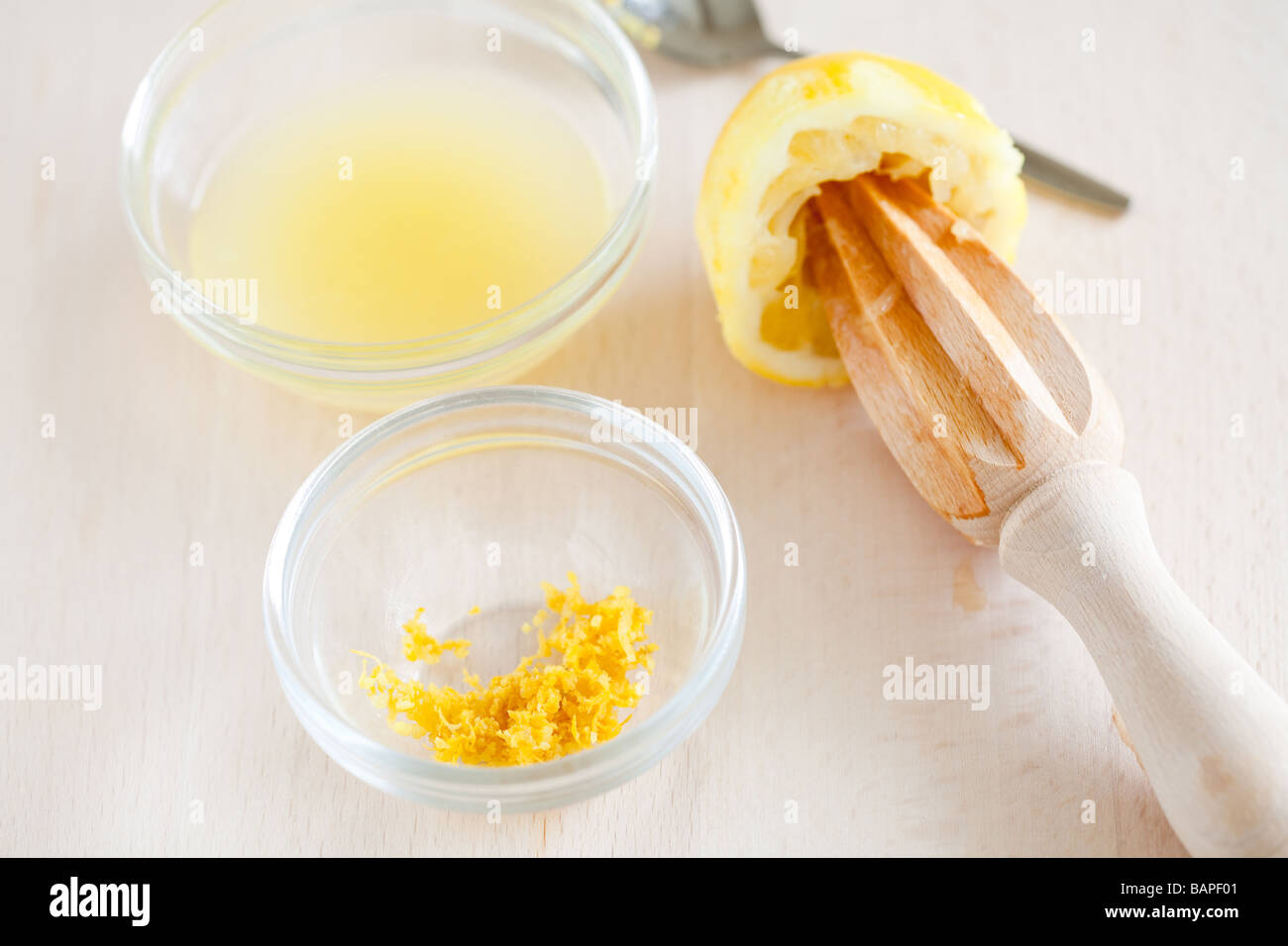 Petit bol de zeste de citron et le jus de citron Banque D'Images