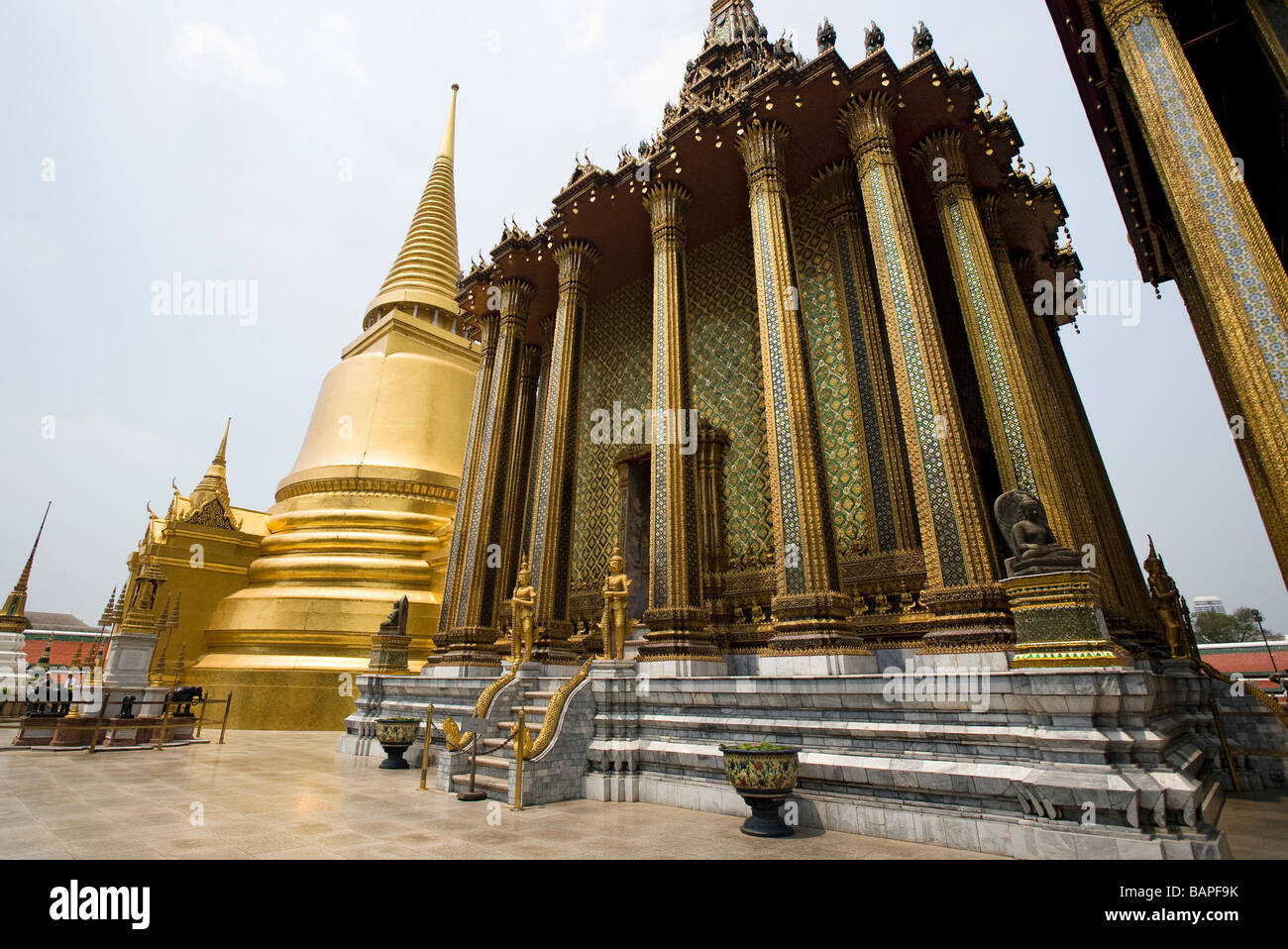 Phra Mondop ou la bibliothèque et Phra Si Rattana Chedi. Wat Phra Kaew, Bangkok, Thaïlande Banque D'Images