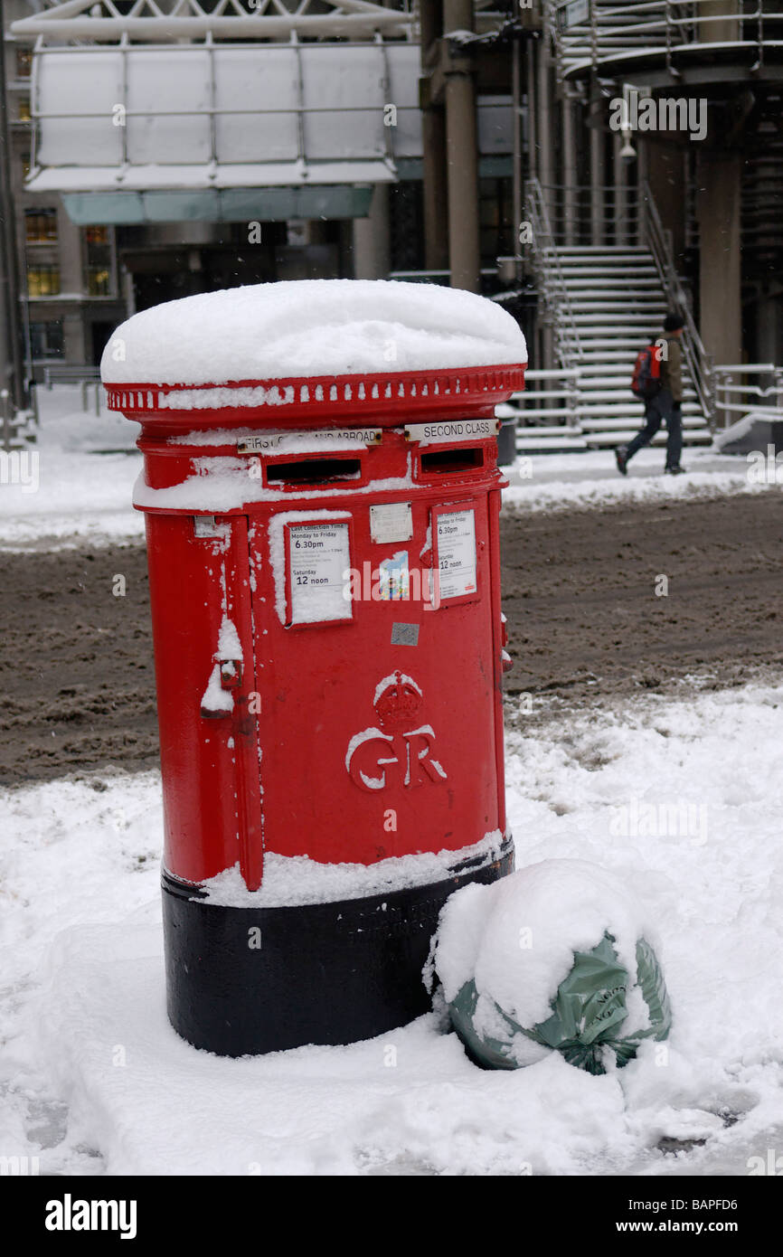 Boîtes couvertes de neige à l'extérieur de l'immeuble de la Lloyd's of London City London England Angleterre, 2 févr. 2009 Banque D'Images