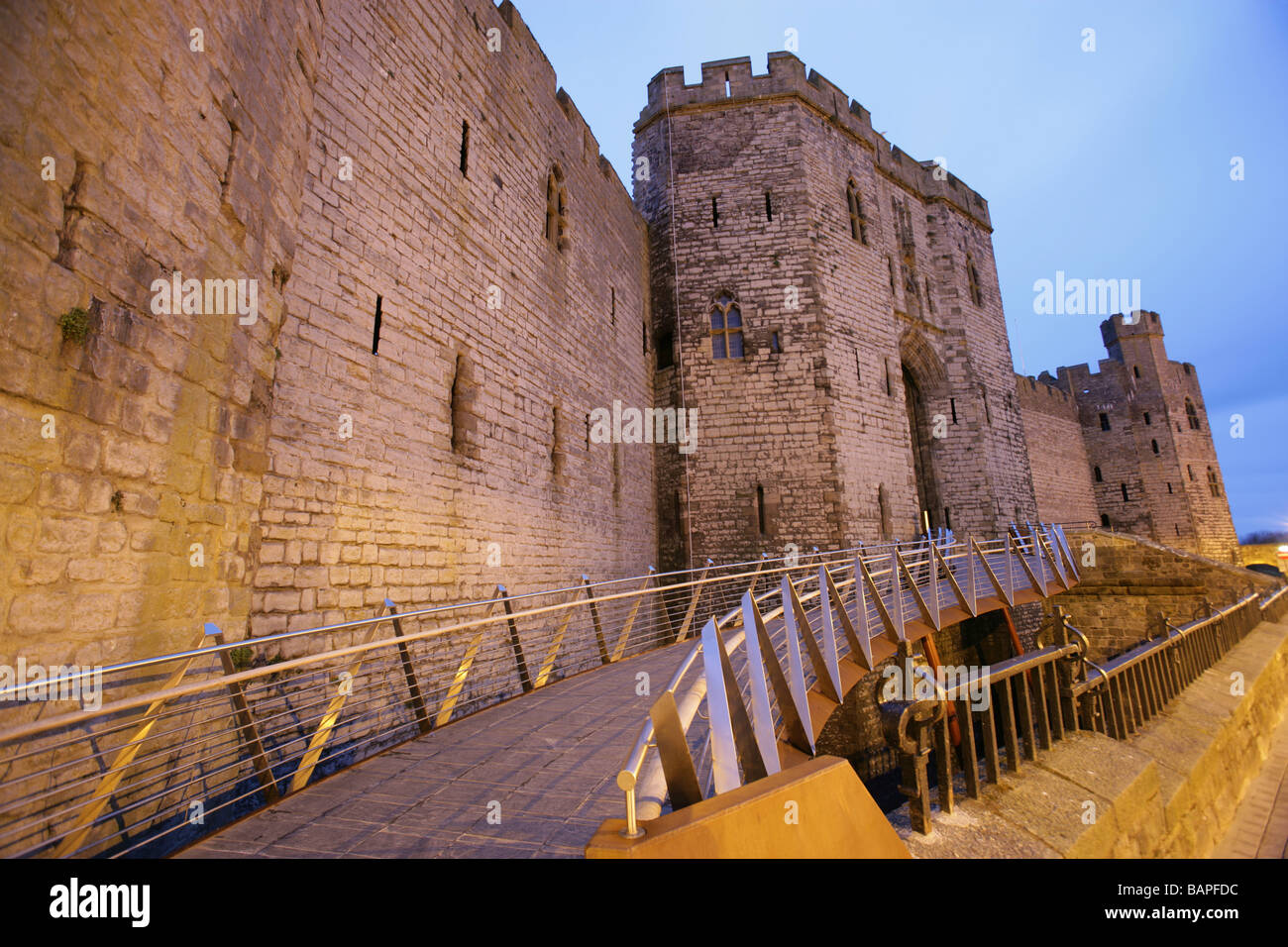 Ville de Caernarfon, Pays de Galles. Vue de nuit sur la rampe d'accès handicapés moderne au château de Caernarfon Kings Gate entrée. Banque D'Images