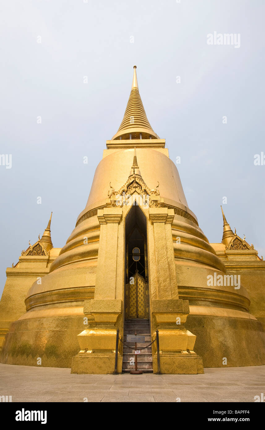 Phra Sri Rattana Chedi un stupa à Wat Phra Kaew, Bangkok, Thaïlande Banque D'Images