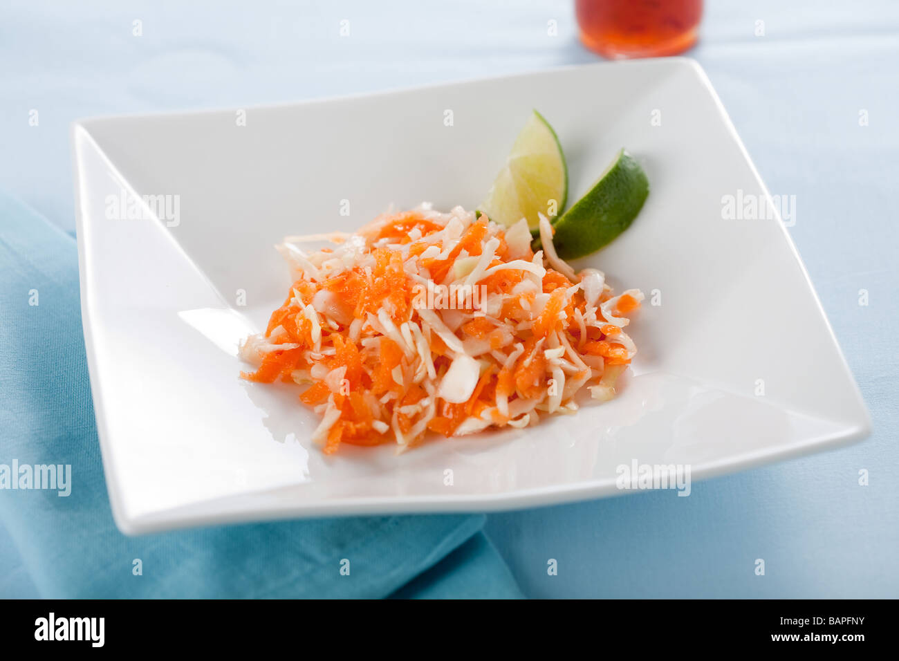 Vietnamiens délicieux salade de carottes avec du chou et de la chaux Banque D'Images