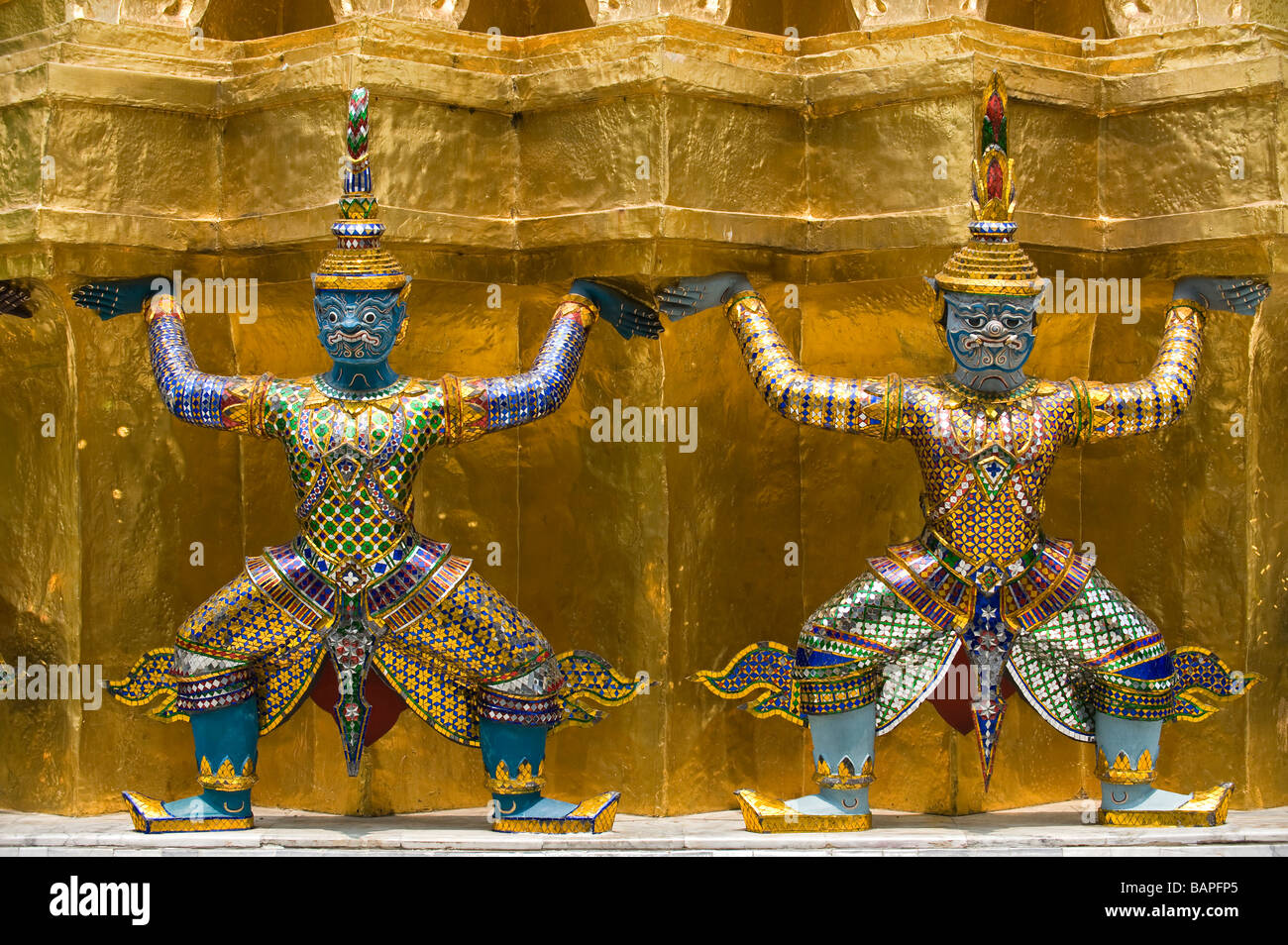 Les Démons mythologiques charge un grand chedi doré ou Stupa à Wat Phra Kaew, Bangkok, Thaïlande Banque D'Images