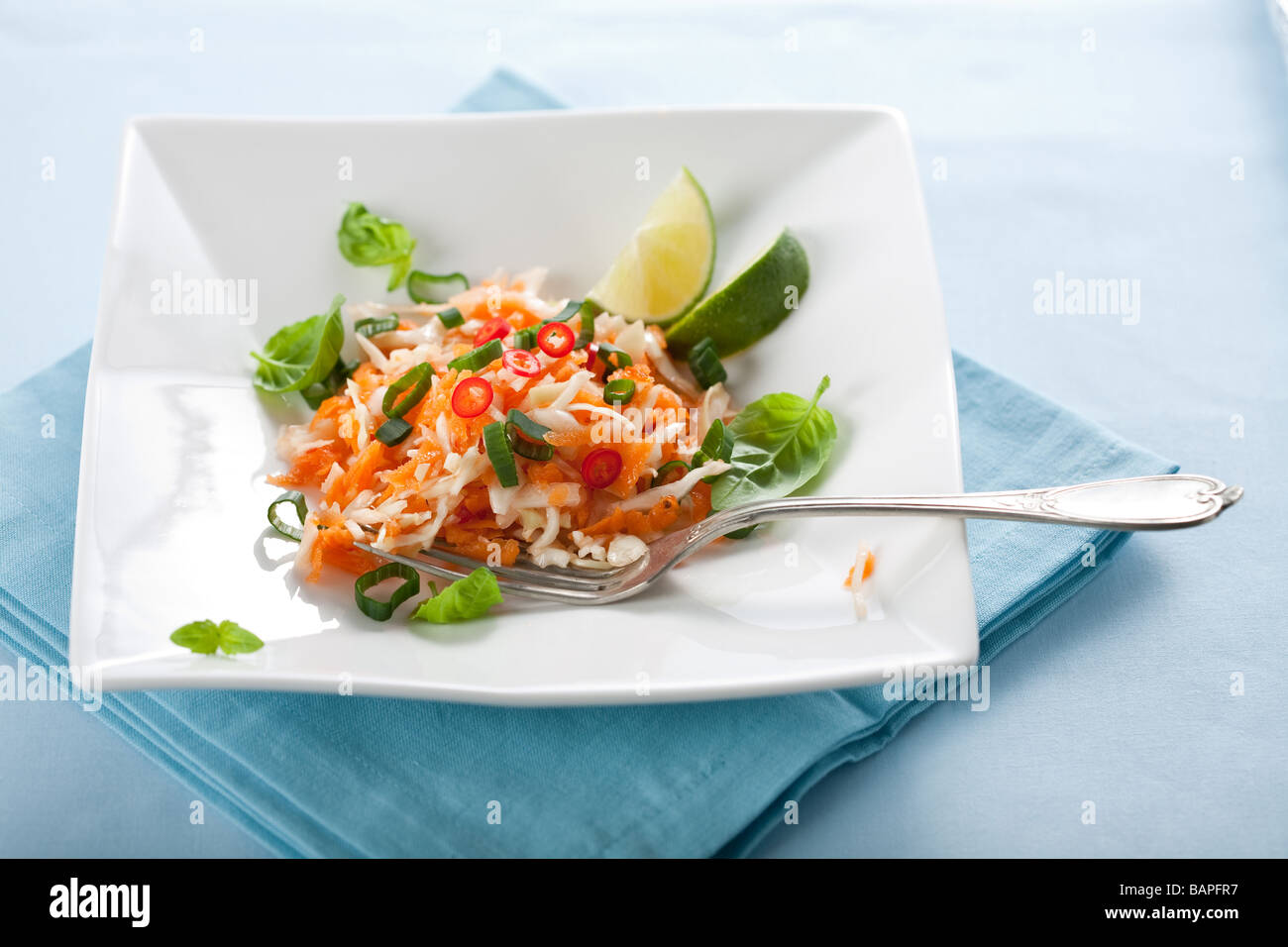 Délicieux salade asiatique avec chou carottes poivrons et lime Banque D'Images