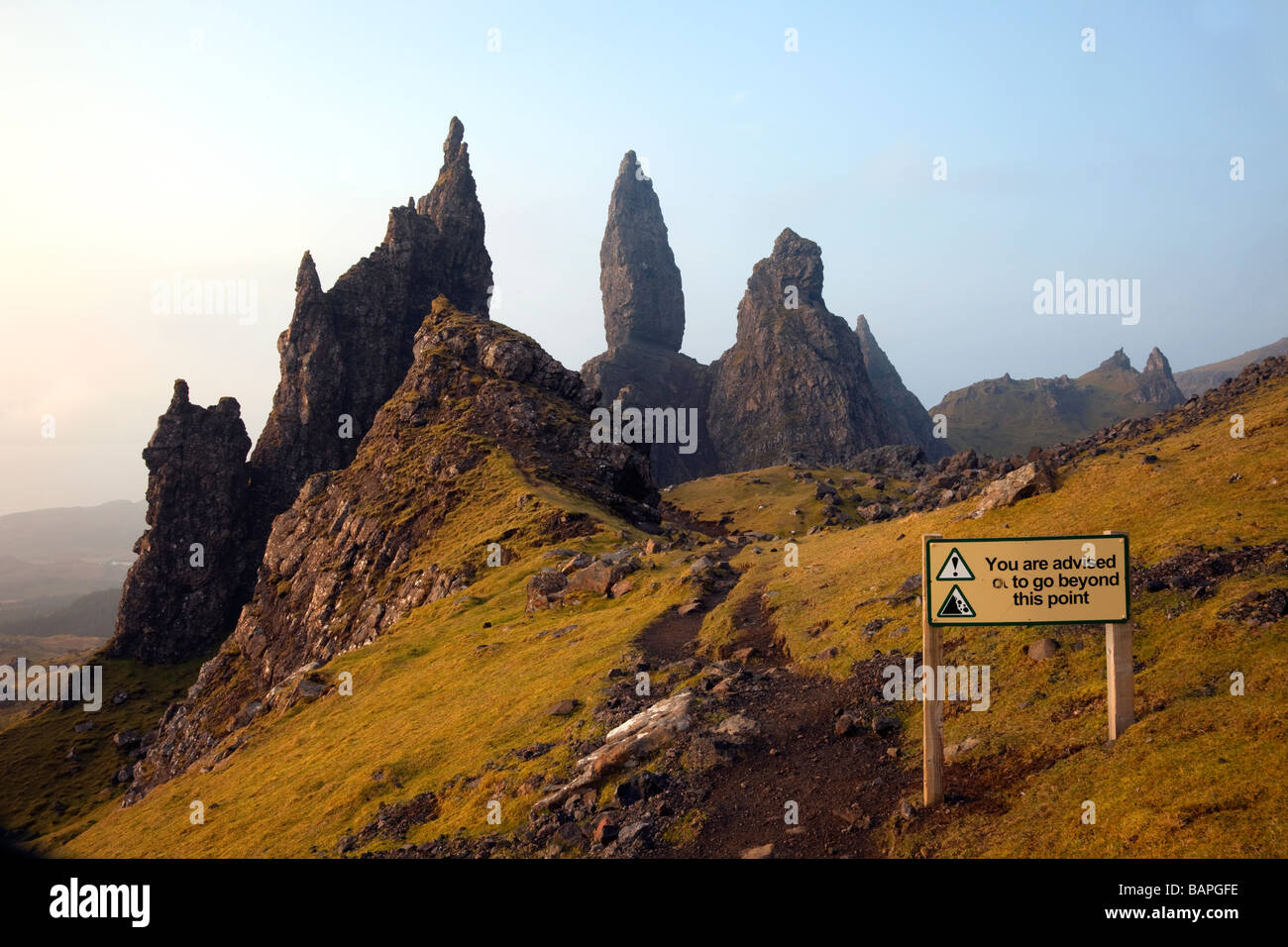 'Il vous est conseillé de ne pas aller au-delà de ce point." Le vieil homme de Storr, Trotternish peninsula de l'île de Skye, Écosse, Royaume-Uni Banque D'Images