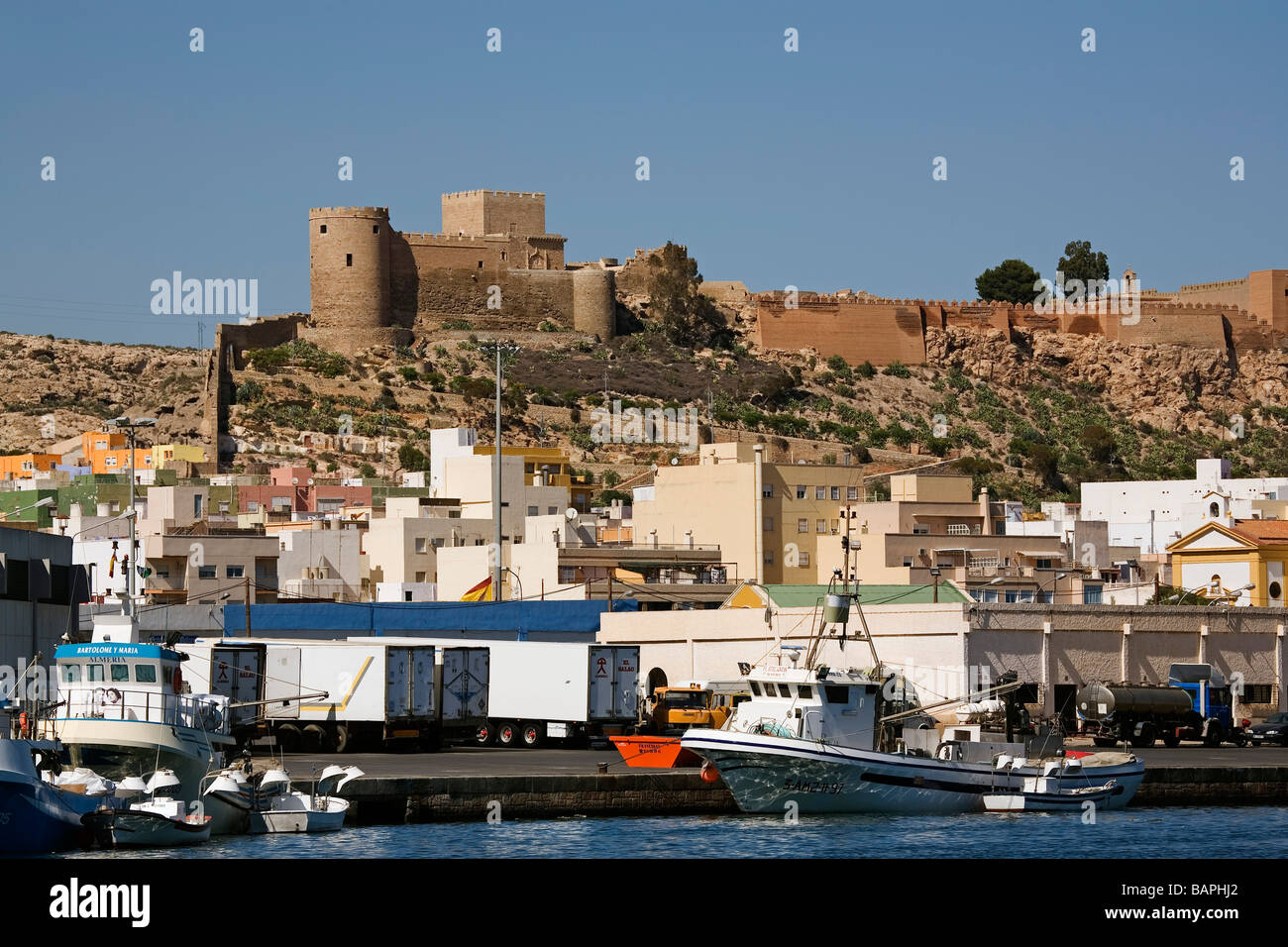 Port de pêche et Citadelle monumentale Château Almeria Andalousie Espagne Banque D'Images