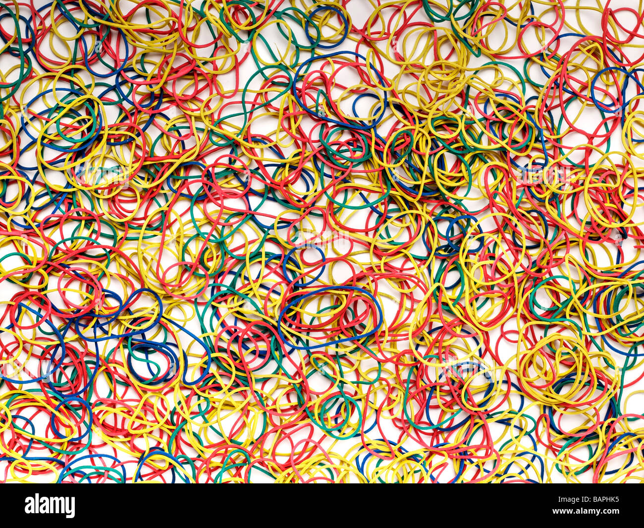 Beaucoup de bandes élastiques en caoutchouc / shot tribune dans studio against white background Banque D'Images