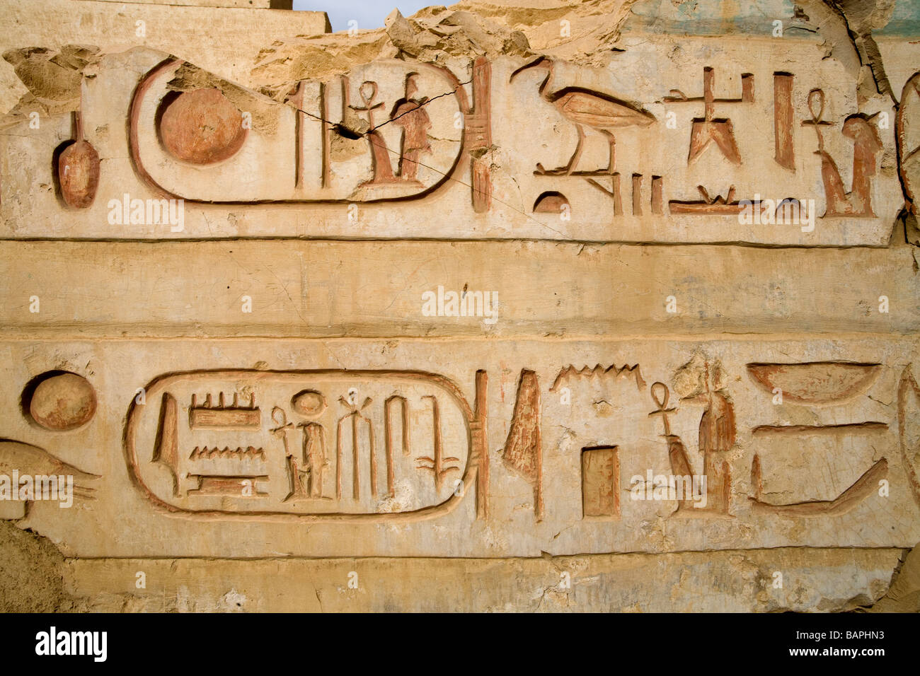 Reliefs sur les murs intérieurs du temple de Ramsès II à Abydos, vallée du Nil Egypte Banque D'Images