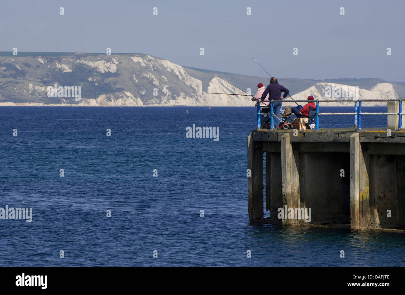 Un groupe de personnes le poisson de la fin de l'arm port de Weymouth Dorset sur un jour ensoleillé chaud Banque D'Images