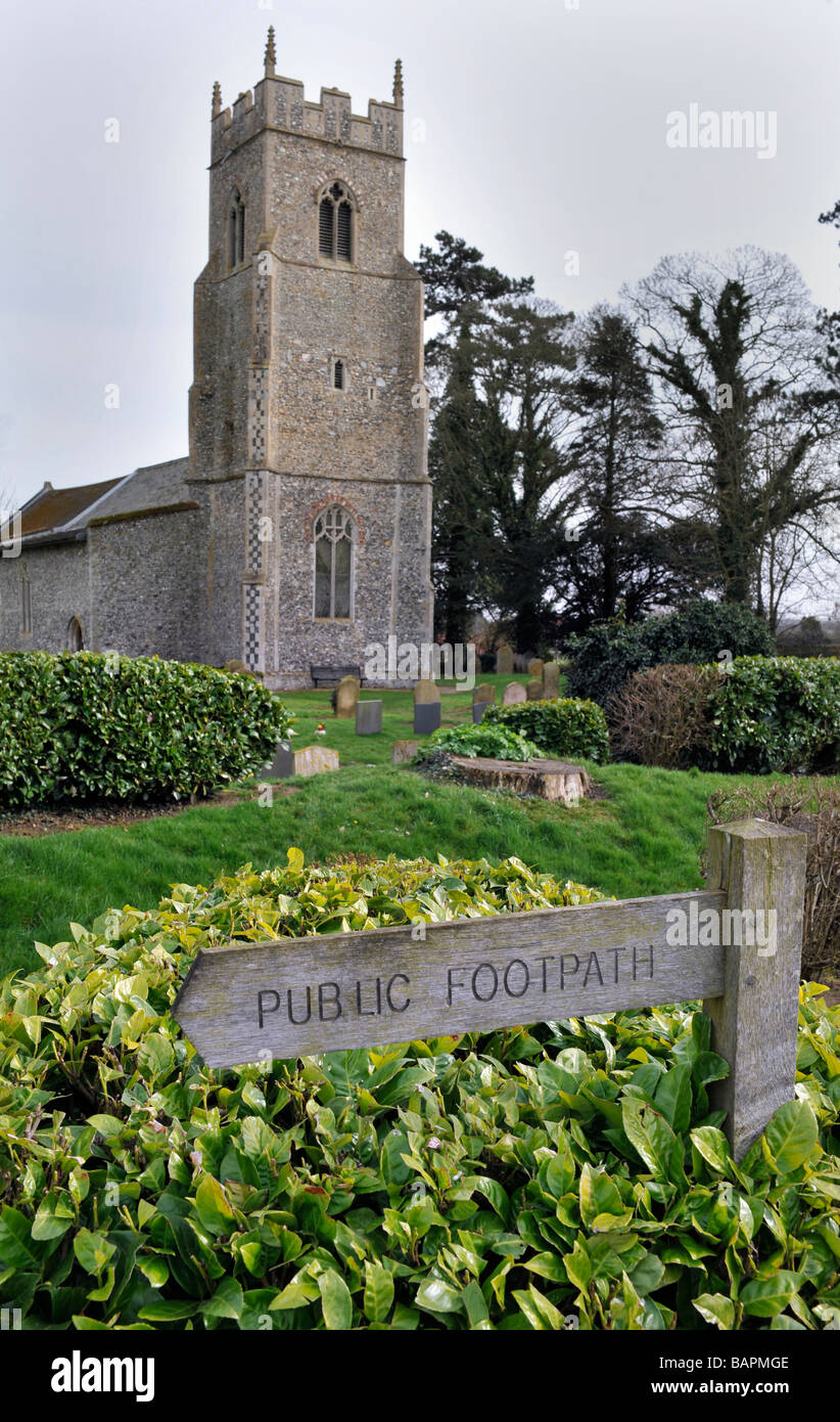 Église de silex carré St Michael's Church hockering Norfolk en Angleterre avec un sentier public signer en premier plan Banque D'Images