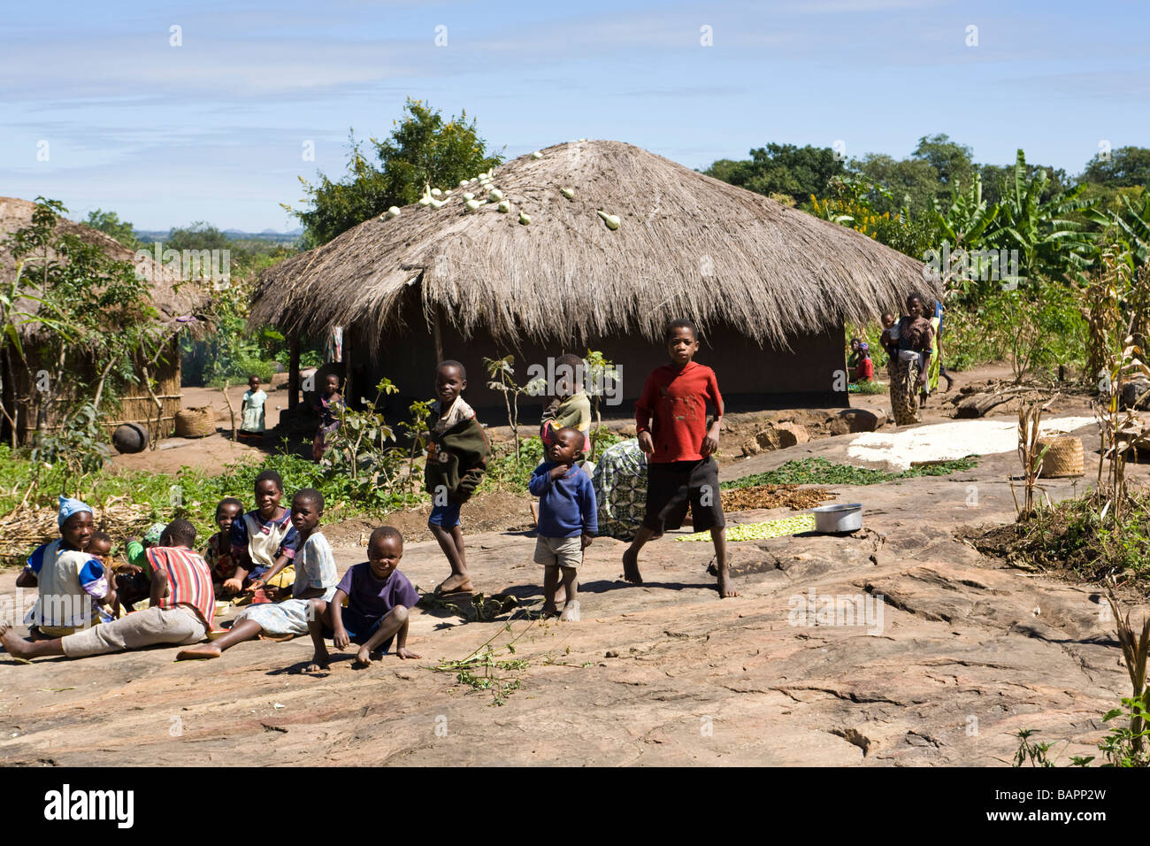 Enfants jouant dans le village de Nyombe, Malawi, Afrique Banque D'Images