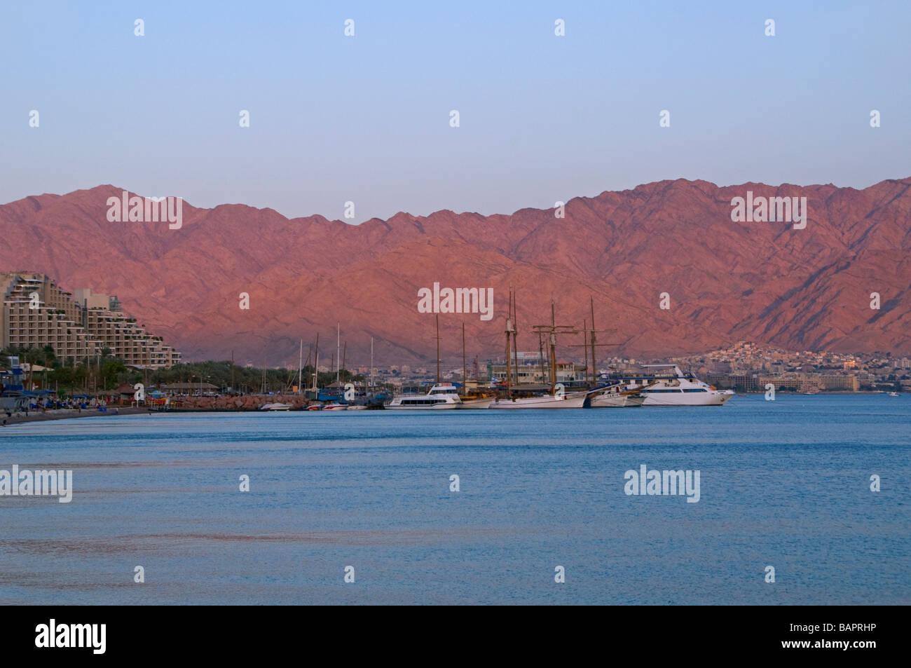 Hôtels le long de la mer Rouge d'Eilat avec Jordanian montagnes en arrière-plan dans le sud d'Israël Banque D'Images