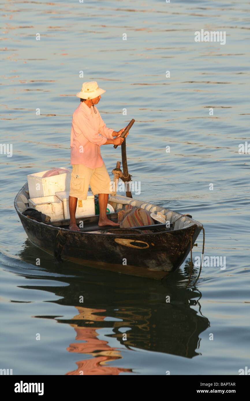 Un pêcheur retourne à Hoi An, Vietnam avec son poisson frais Banque D'Images