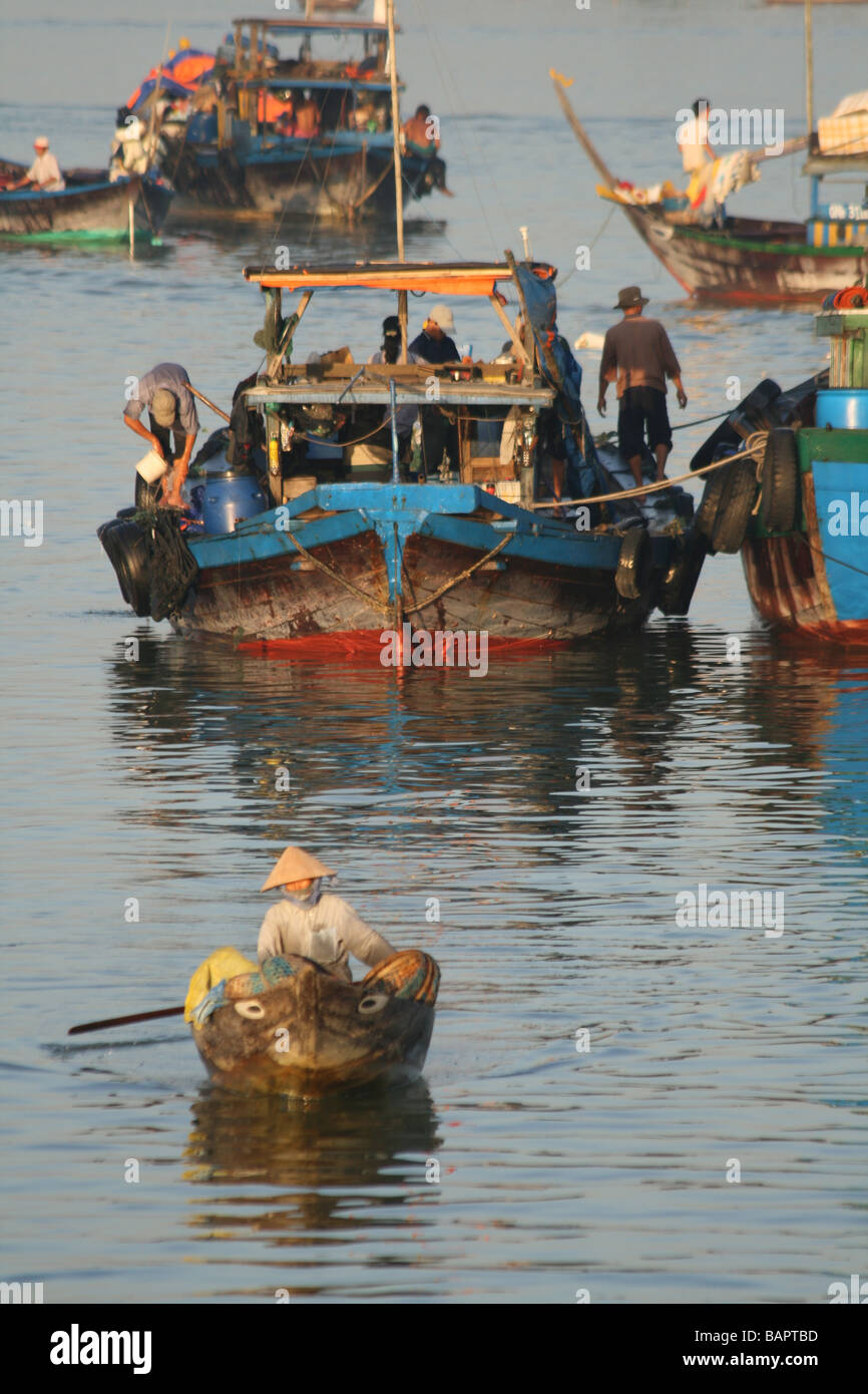 L'arrivée de pêcheurs avec leurs prises au Marché aux poissons d'Hoi An au Vietnam Banque D'Images