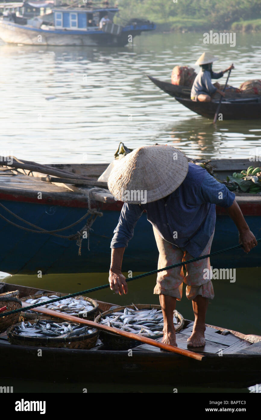 Arrivée à Hoi An marché du poisson au Vietnam avec une prise du jour Banque D'Images