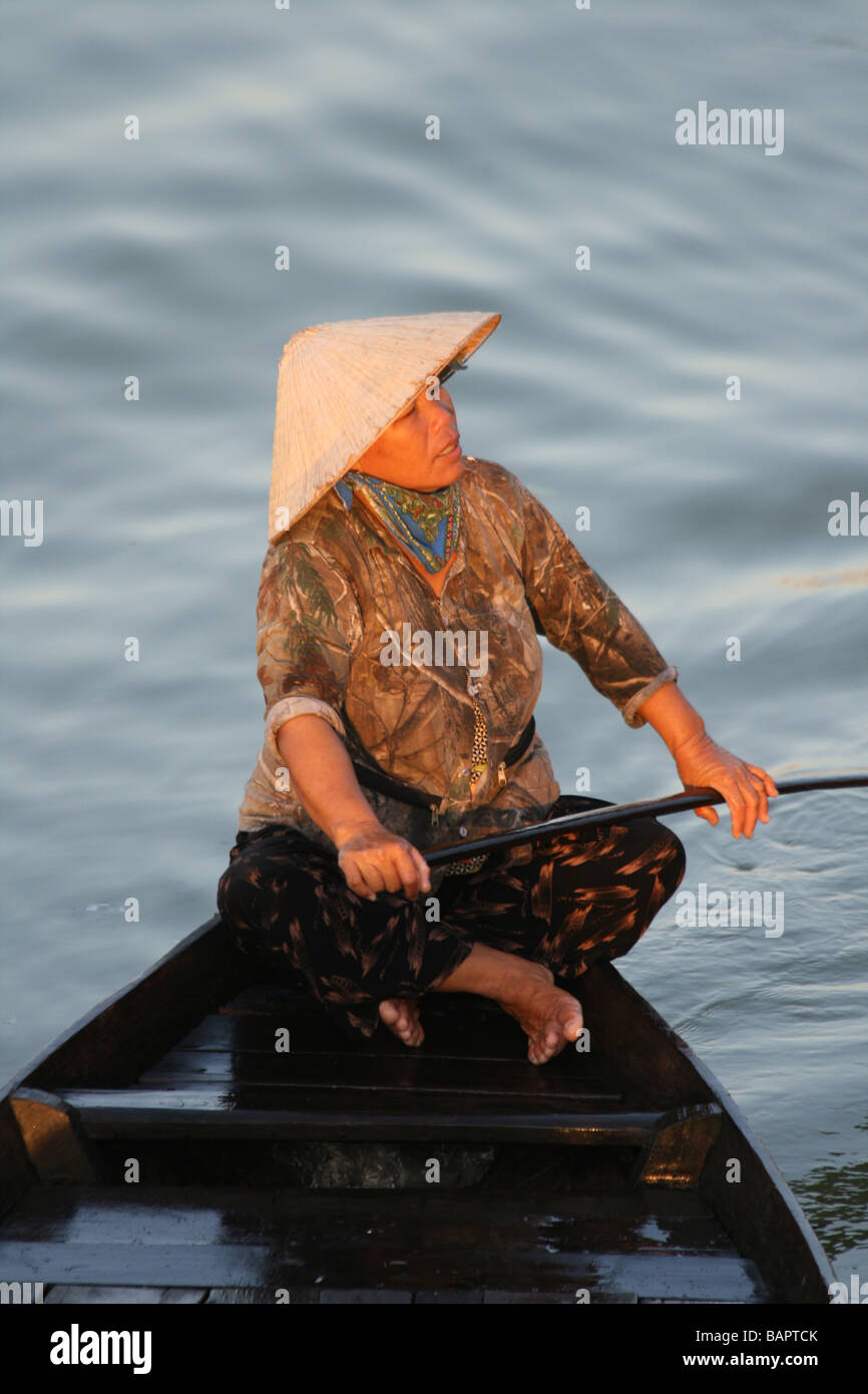 Femme âgée sur un bateau de pêche dans la région de Hoi An, Vietnam Banque D'Images