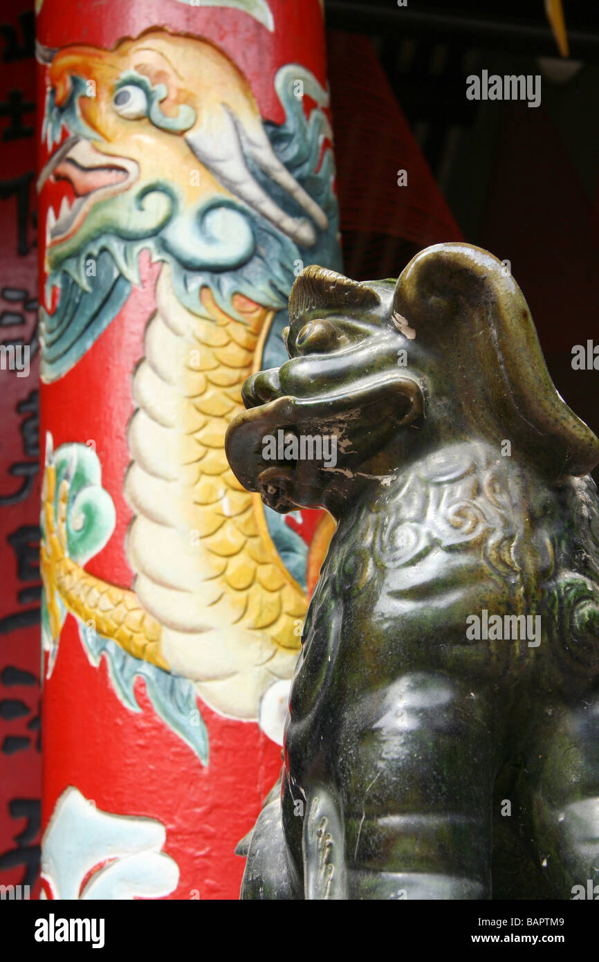 Un lion et dragon orné peint sur une colonne à la Chinese Assembly Hall, Hoi An, Vietnam Banque D'Images