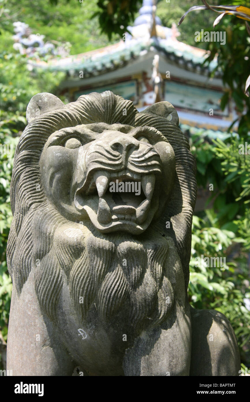 Une statue d'un lion à la montagne de Marbre au sud de la ville de Da Nang au Vietnam Banque D'Images