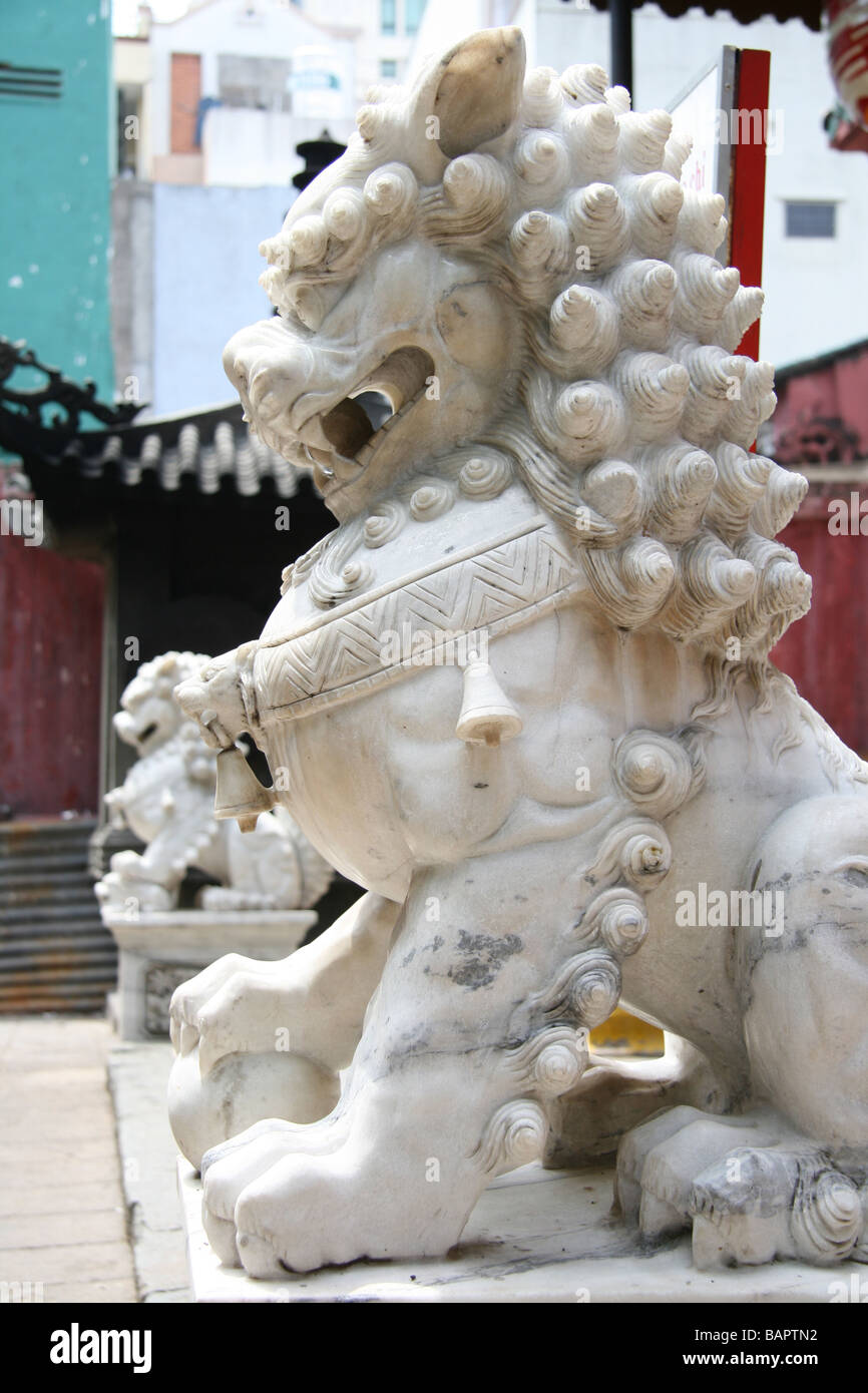 Deux statues de lion à l'entrée de l'Empereur de Jade à Ho Chi Minh Ville, Vietnam Banque D'Images