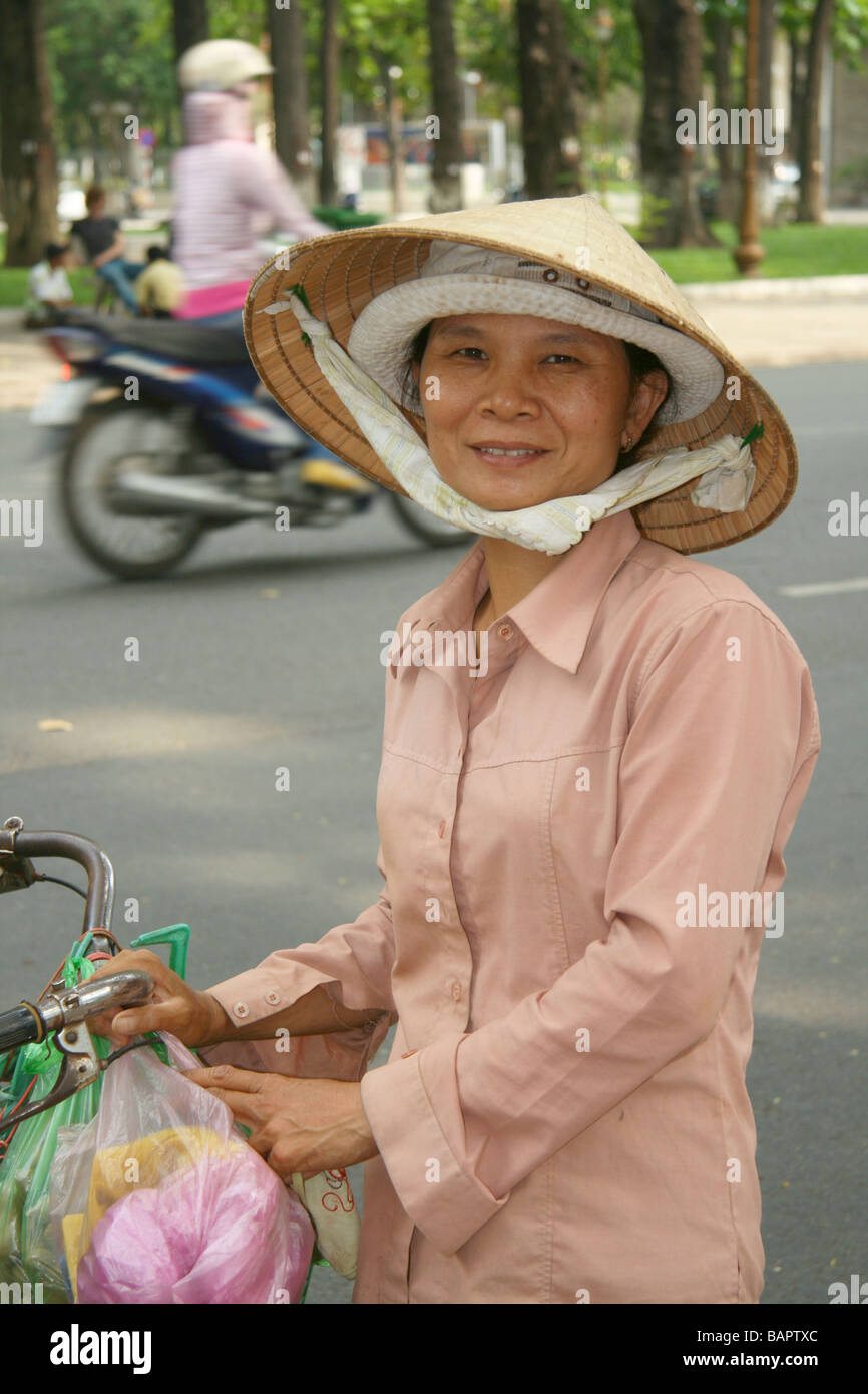 Un vendeur de rue vietnamiens féminins à Ho Chi Minh Ville, Vietnam Banque D'Images