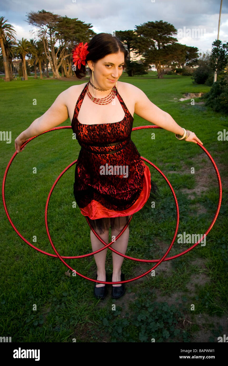 Gypsy Woman artiste de cirque avec hula hoops Banque D'Images