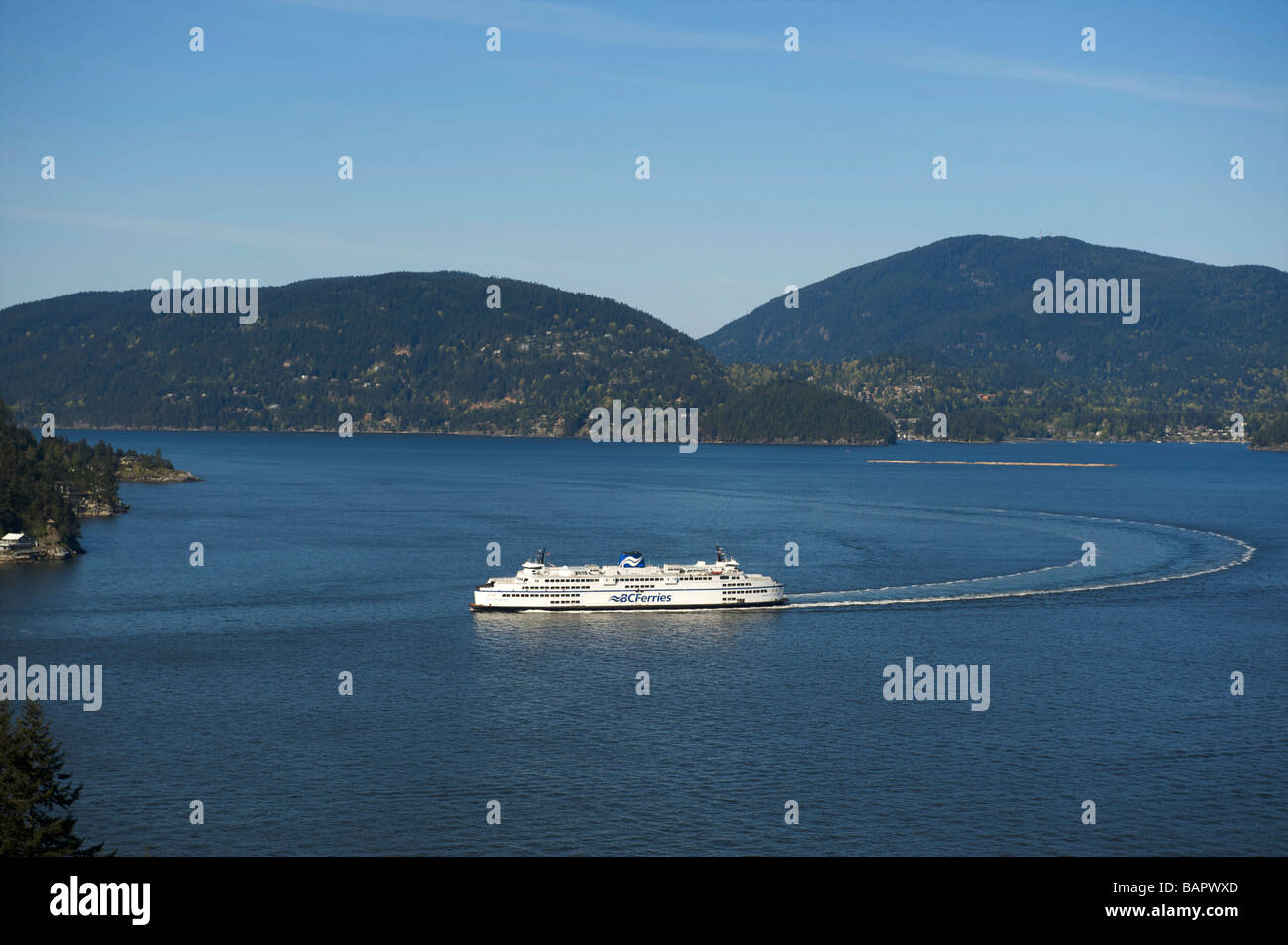 Un BC Ferry tire dans l'Horsehoe Bay Ferry terminal. British Columbia, Canada Banque D'Images