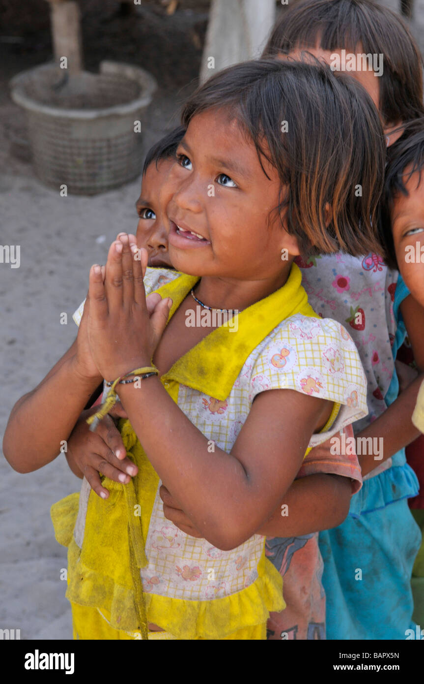 Enfants Moken mettre paumes ensemble wai et la queue pour obtenir de l'doux, Koh Phayam, Ranong, Thaïlande du sud. Banque D'Images