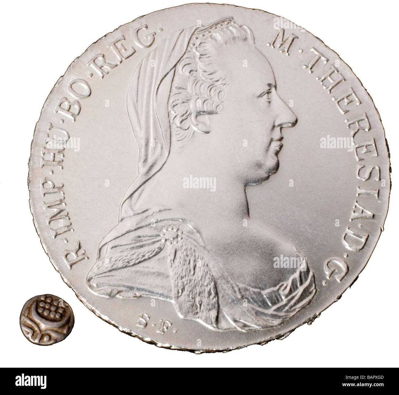 Maria Theresa Thaler argent autrichien et tiny Indian Rupee 1/16e d'argent. Les tailles de pièces contrastantes Banque D'Images