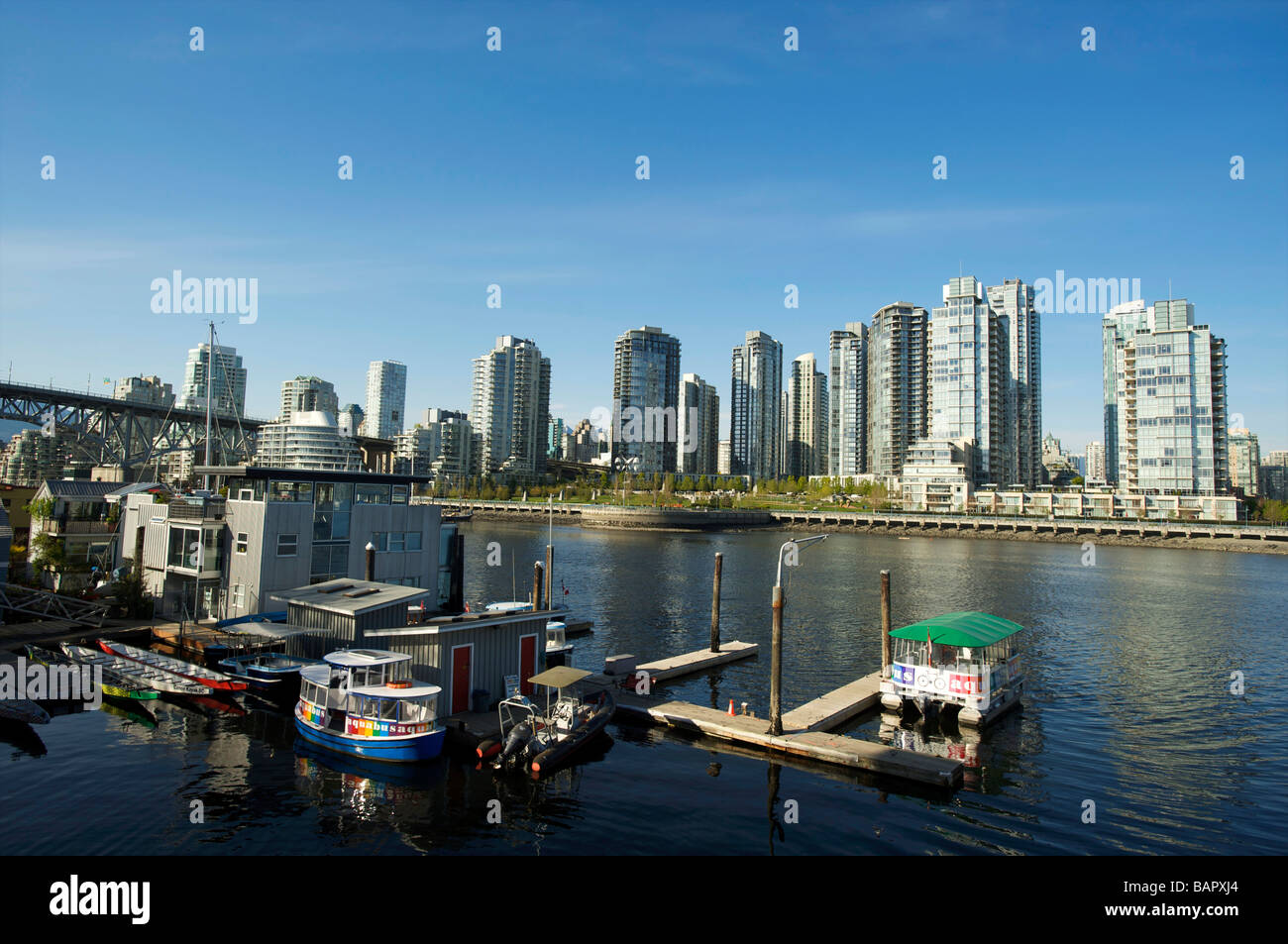 Bateaux-maison à False Creek avec le Condo towers de Yaletown dans l'arrière-plan Vancouver BC Canada Banque D'Images